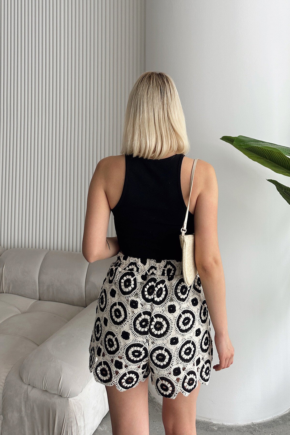 Siyah Beyaz Beli Lastikli Kroşe Detaylı Şort
