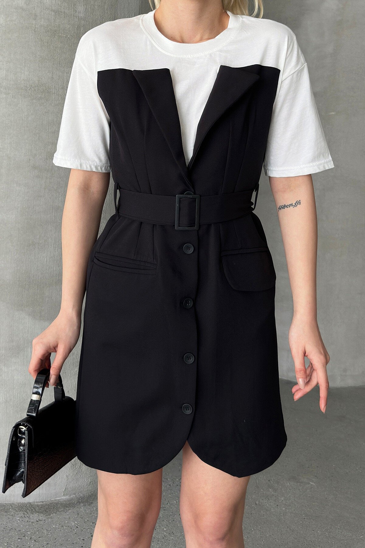 Siyah Beyaz Çift Cepli Düğmeli Beli Kemerli Bisiklet Yaka Tasarım Elbise