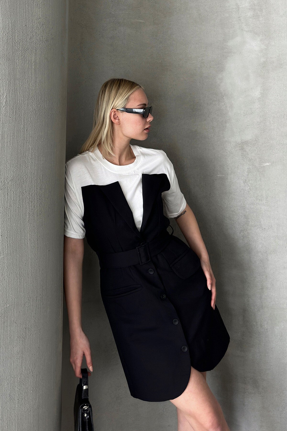 Siyah Beyaz Çift Cepli Düğmeli Beli Kemerli Bisiklet Yaka Tasarım Elbise