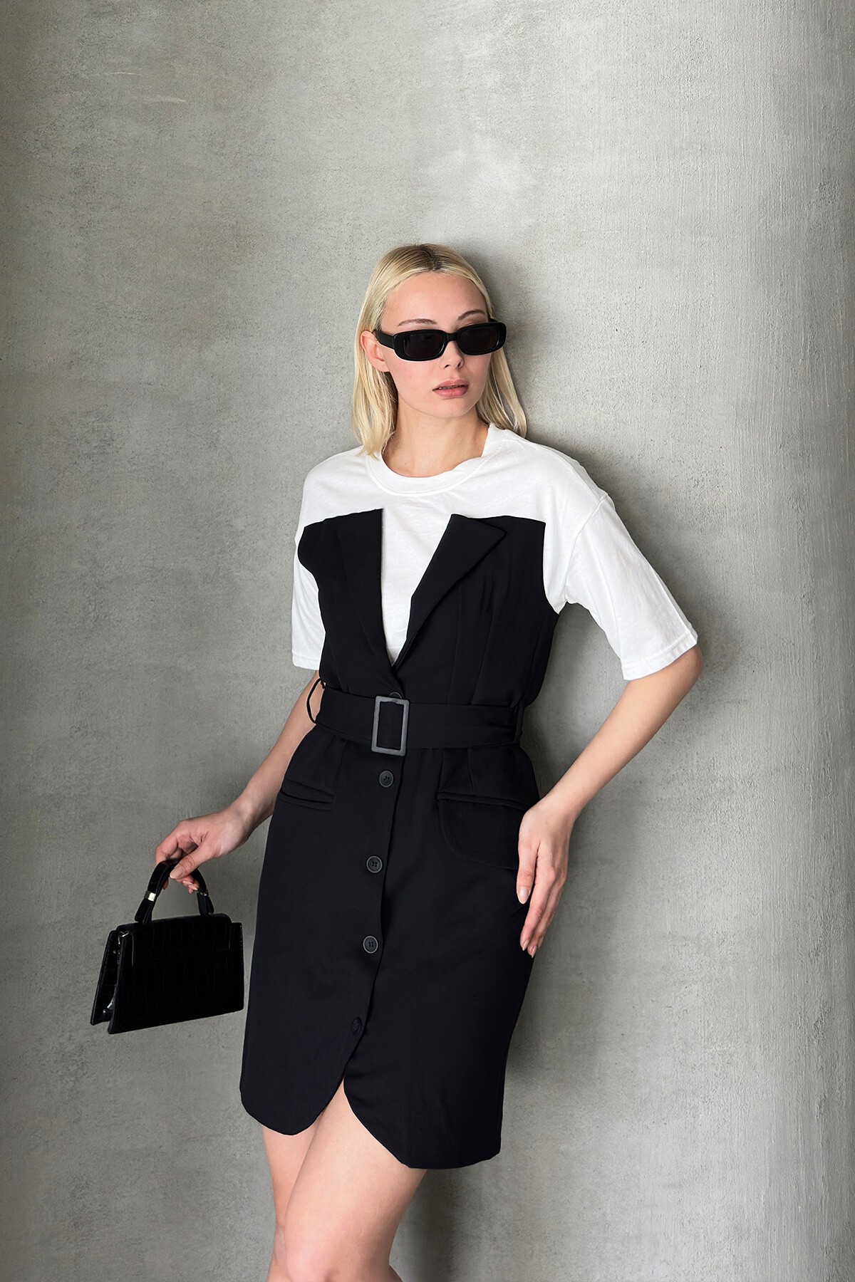 Siyah Beyaz Çift Cepli Düğmeli Beli Kemerli Bisiklet Yaka Tasarım Elbise