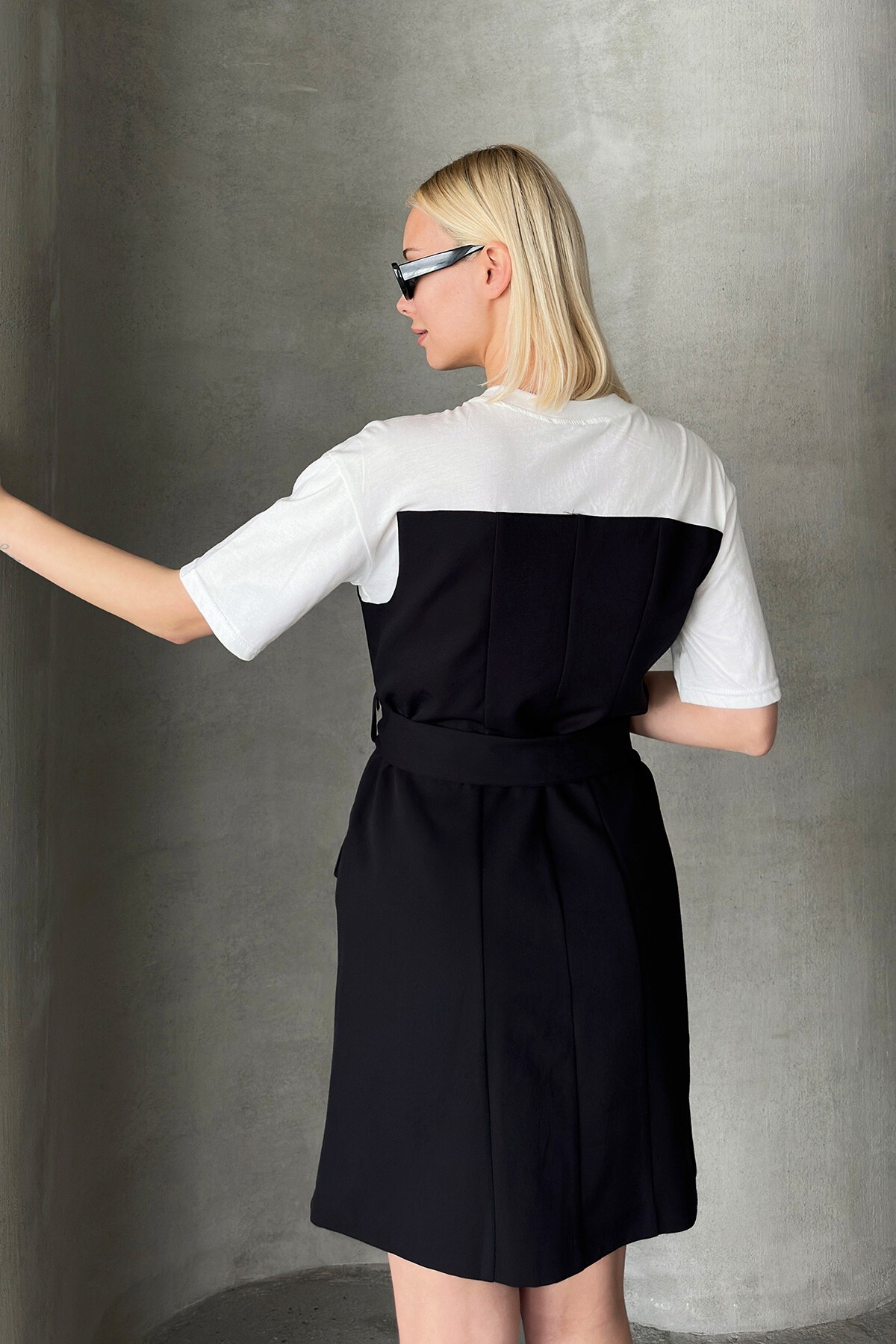 Siyah Beyaz Çift Cepli Düğmeli Beli Kemerli Bisiklet Yaka Tasarım Elbise