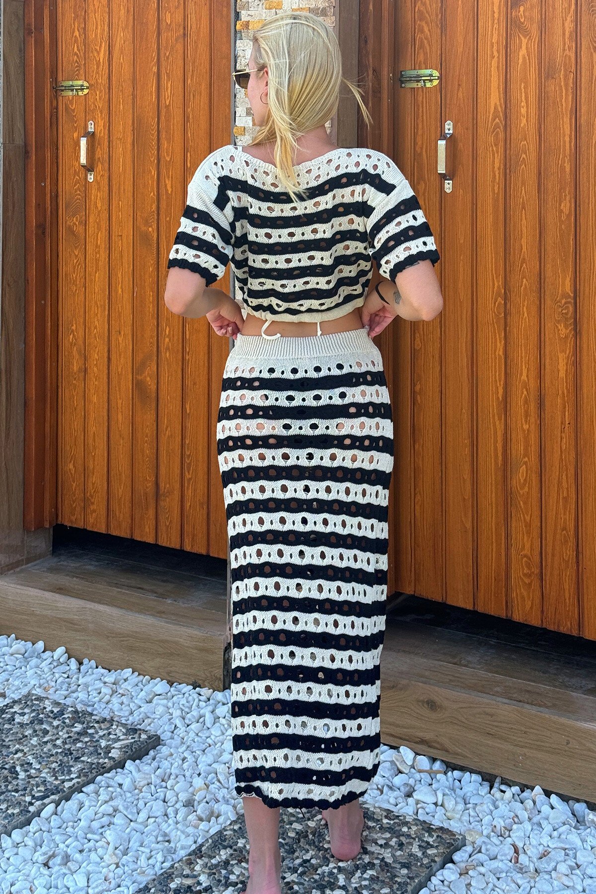 Siyah Beyaz Delik Ajurlu Bağlama Detaylı Beli Lastikli Etek Ve Bluz Takım