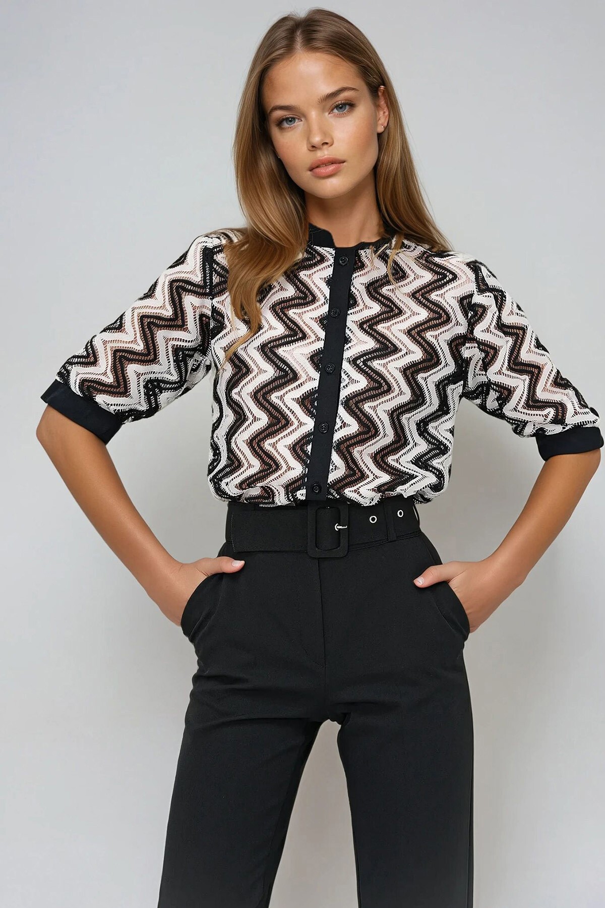 Siyah Beyaz Hakim Yaka Dokuma Manşetli Ajurlu Kısa Kol Güpür Gömlek