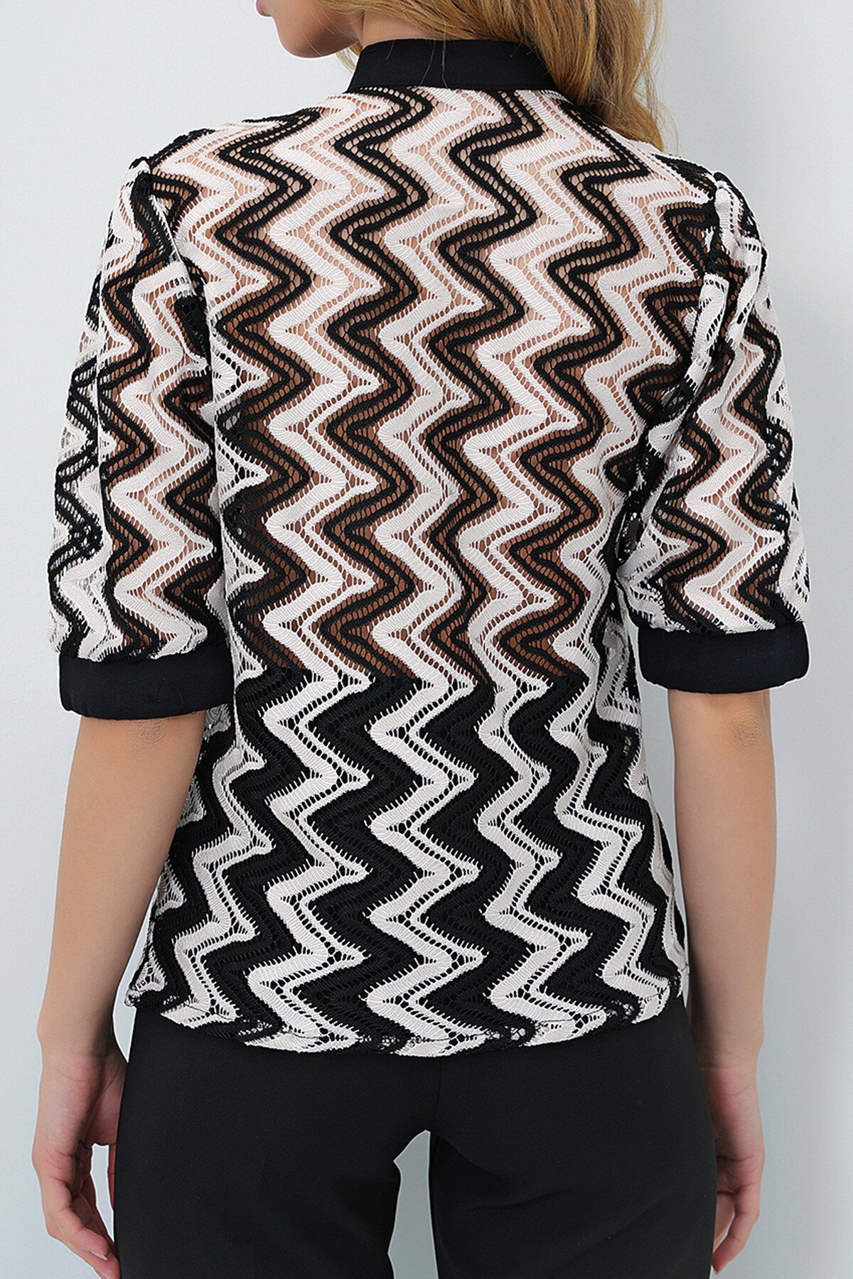 Siyah Beyaz Hakim Yaka Dokuma Manşetli Ajurlu Kısa Kol Güpür Gömlek