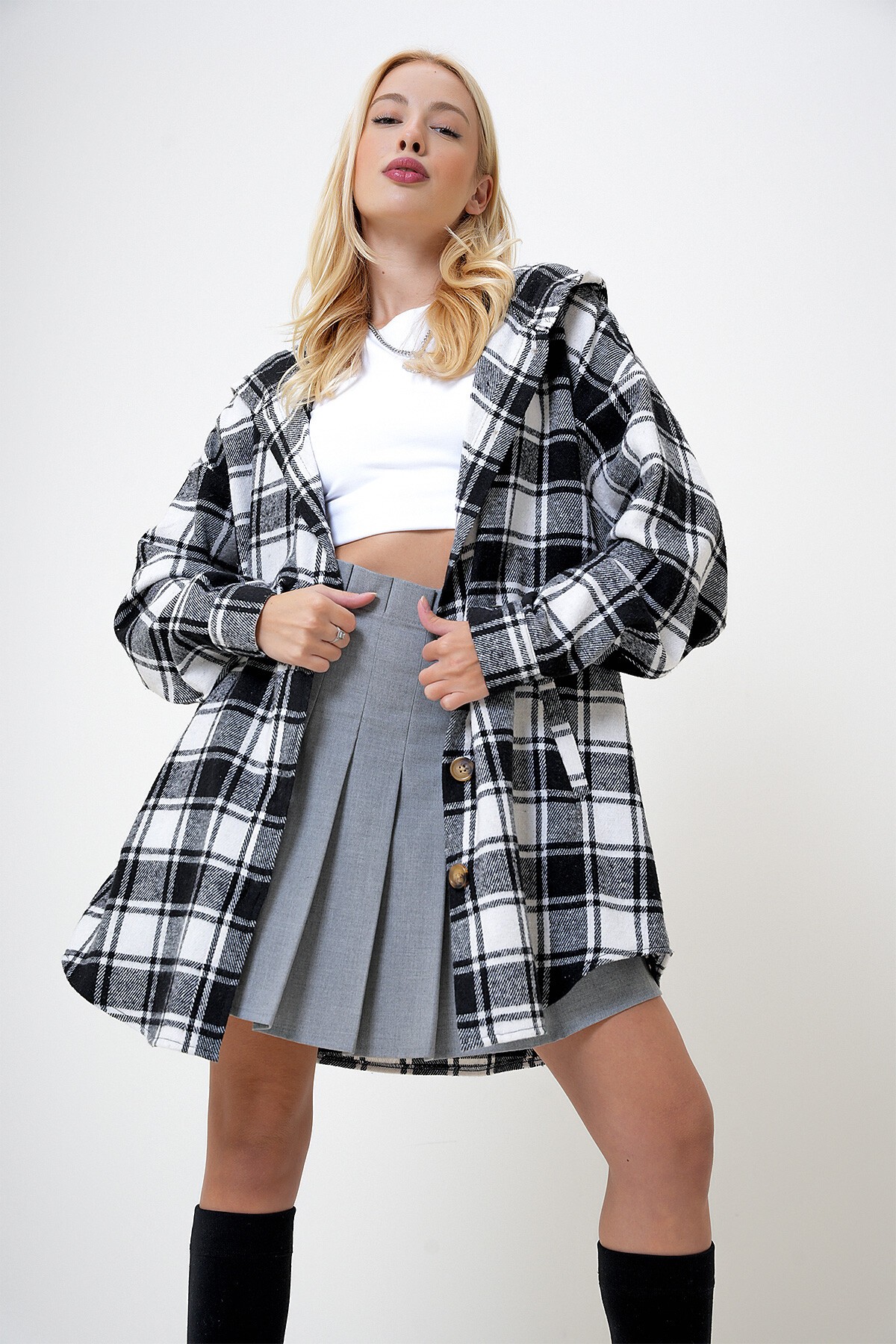 Siyah Beyaz Kapüşonlu Çift Cepli Oversize Ekoseli Uzun Gömlek