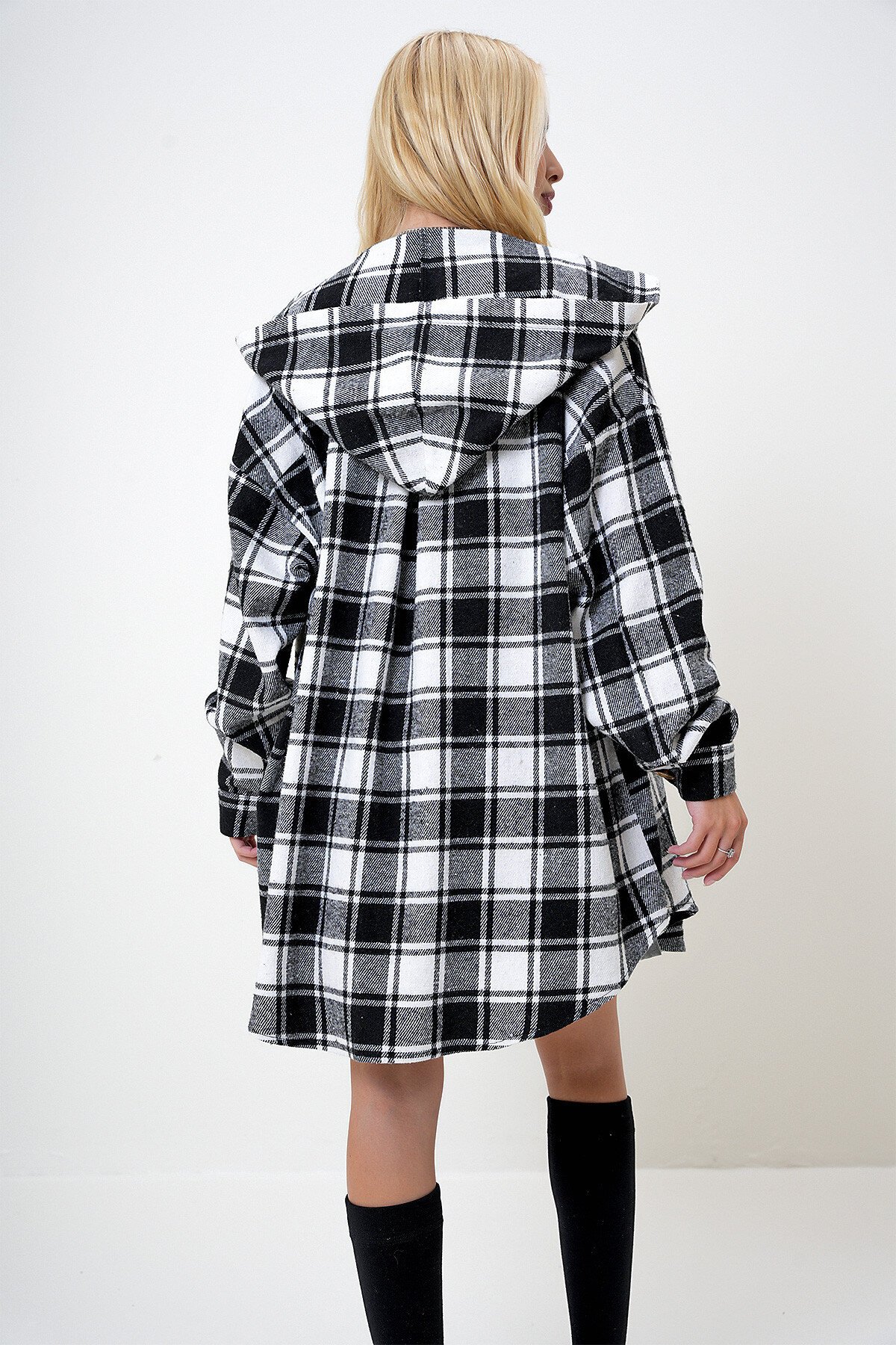 Siyah Beyaz Kapüşonlu Çift Cepli Oversize Ekoseli Uzun Gömlek