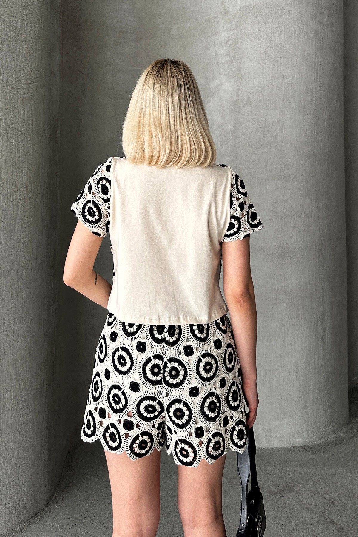 Siyah Bisiklet Yaka Astarlı Nakış İşlemeli Bluz