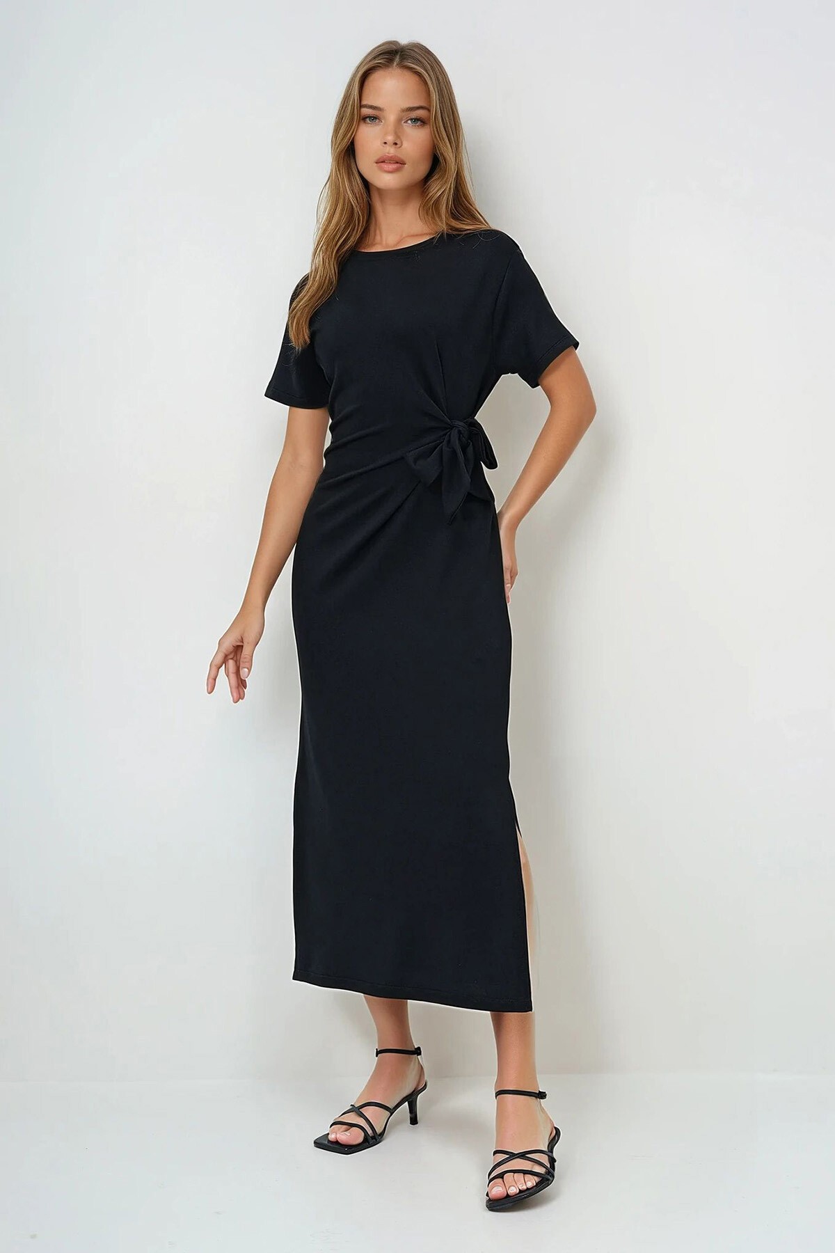 Siyah Bisiklet Yaka Beli Bağlama Detaylı Kısa Kol Yırtmaçlı Yazlık Örme Elbise