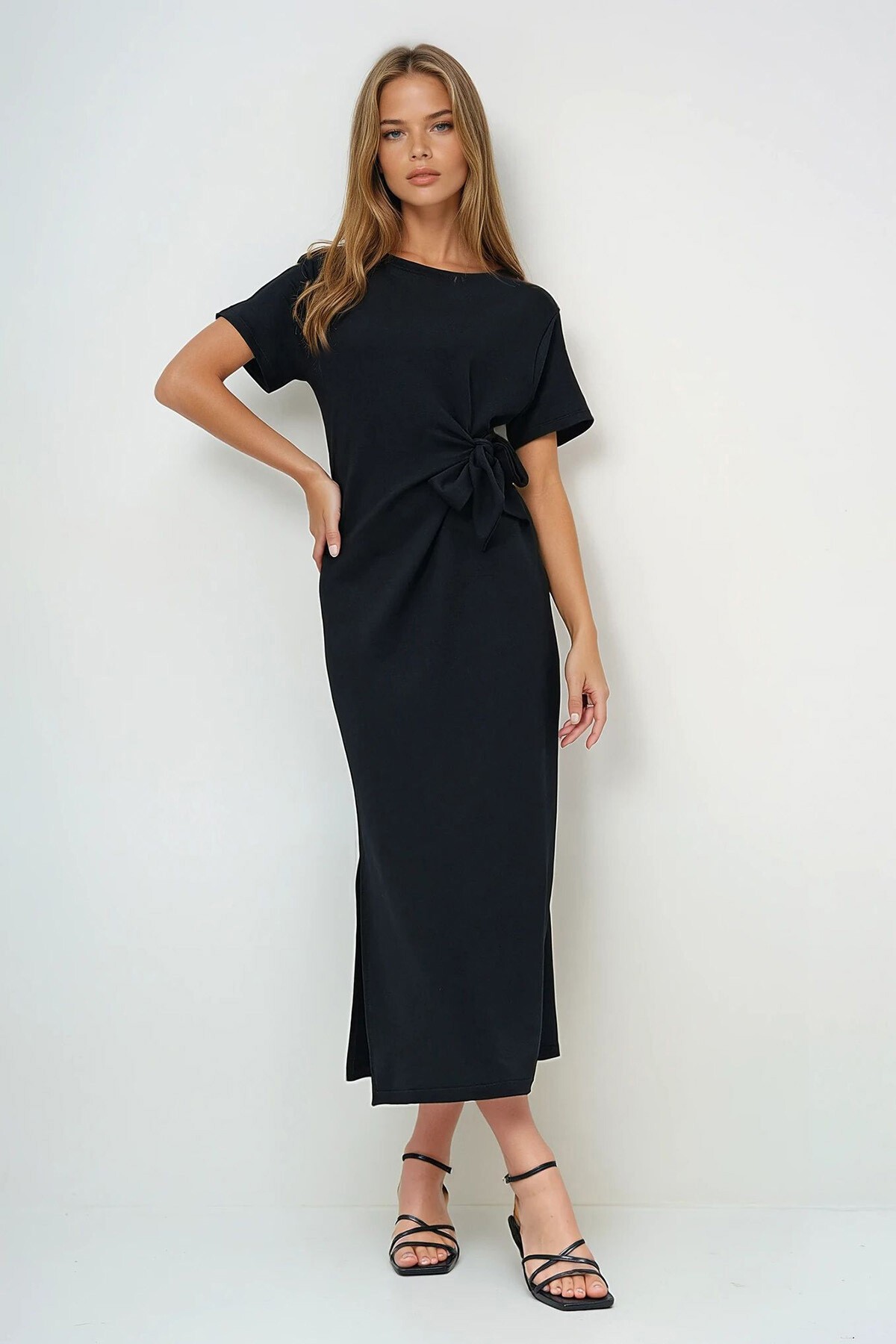 Siyah Bisiklet Yaka Beli Bağlama Detaylı Kısa Kol Yırtmaçlı Yazlık Örme Elbise