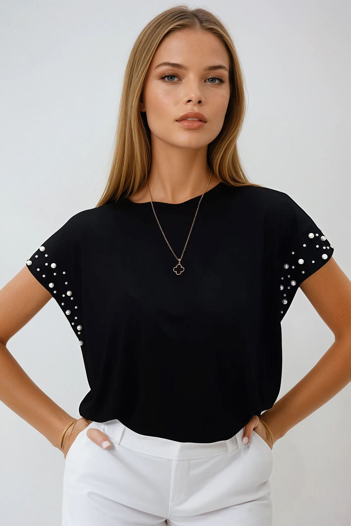 Siyah Bisiklet Yaka İnci Çakımlı Kolsuz Sandy Bluz