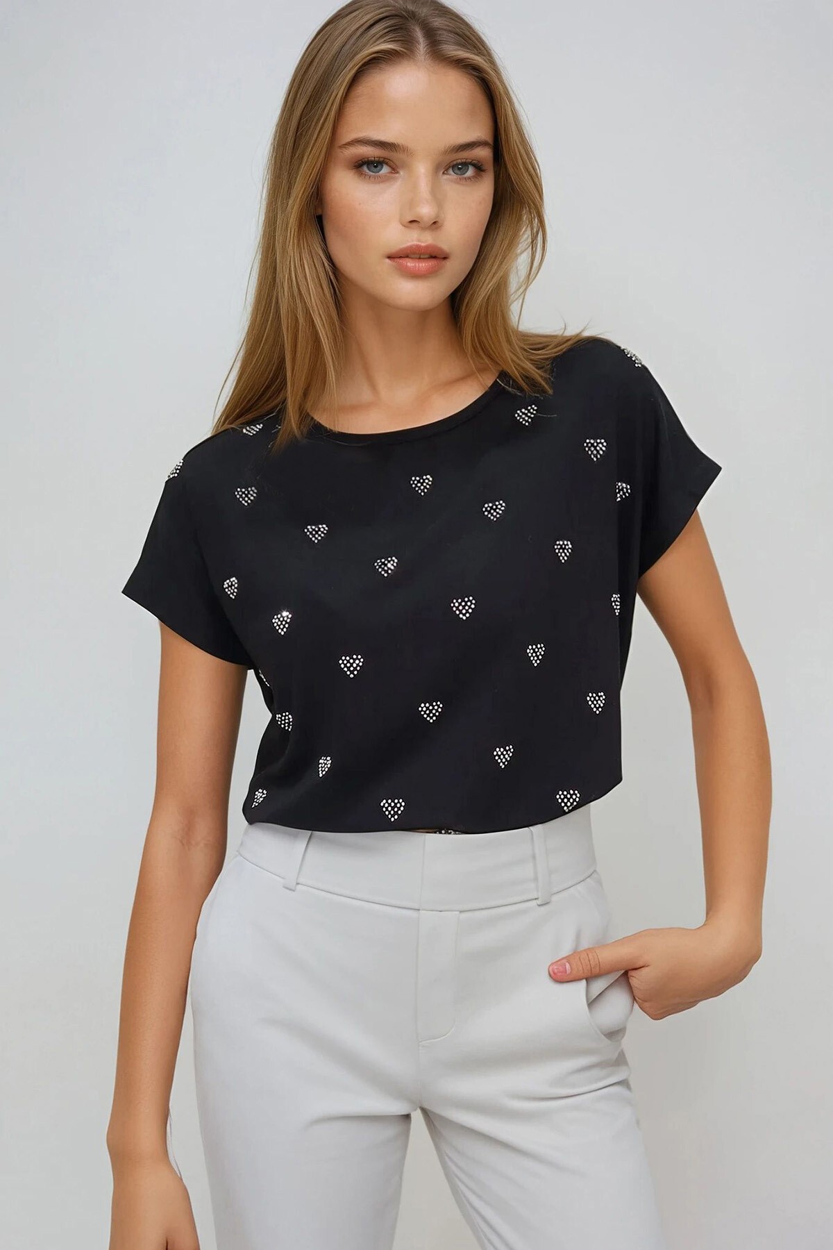Siyah Bisiklet Yaka Kalp Desen Taş İşlemeli Sıfır Kol T Shırt