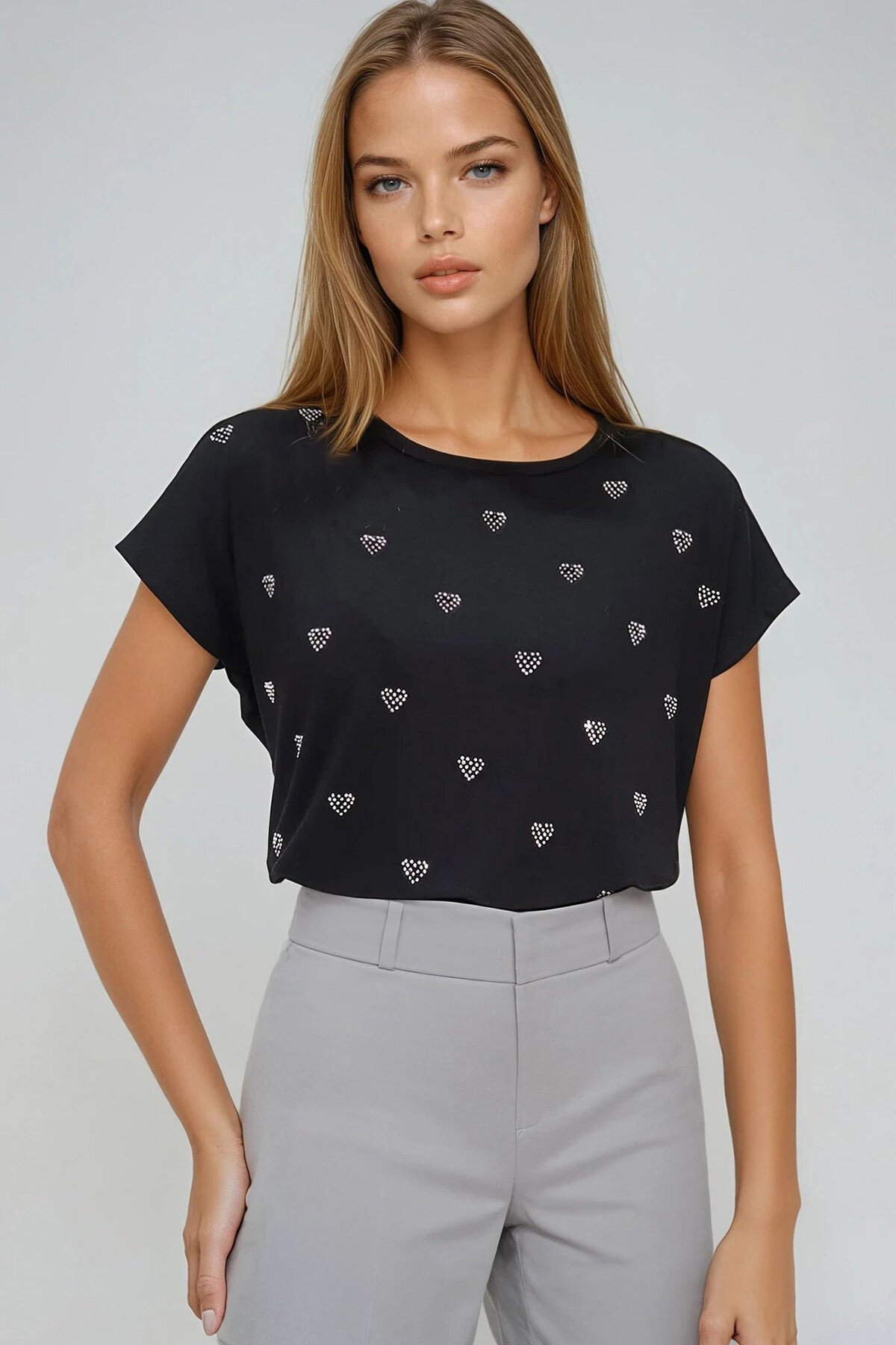 Siyah Bisiklet Yaka Kalp Desen Taş İşlemeli Sıfır Kol T Shırt