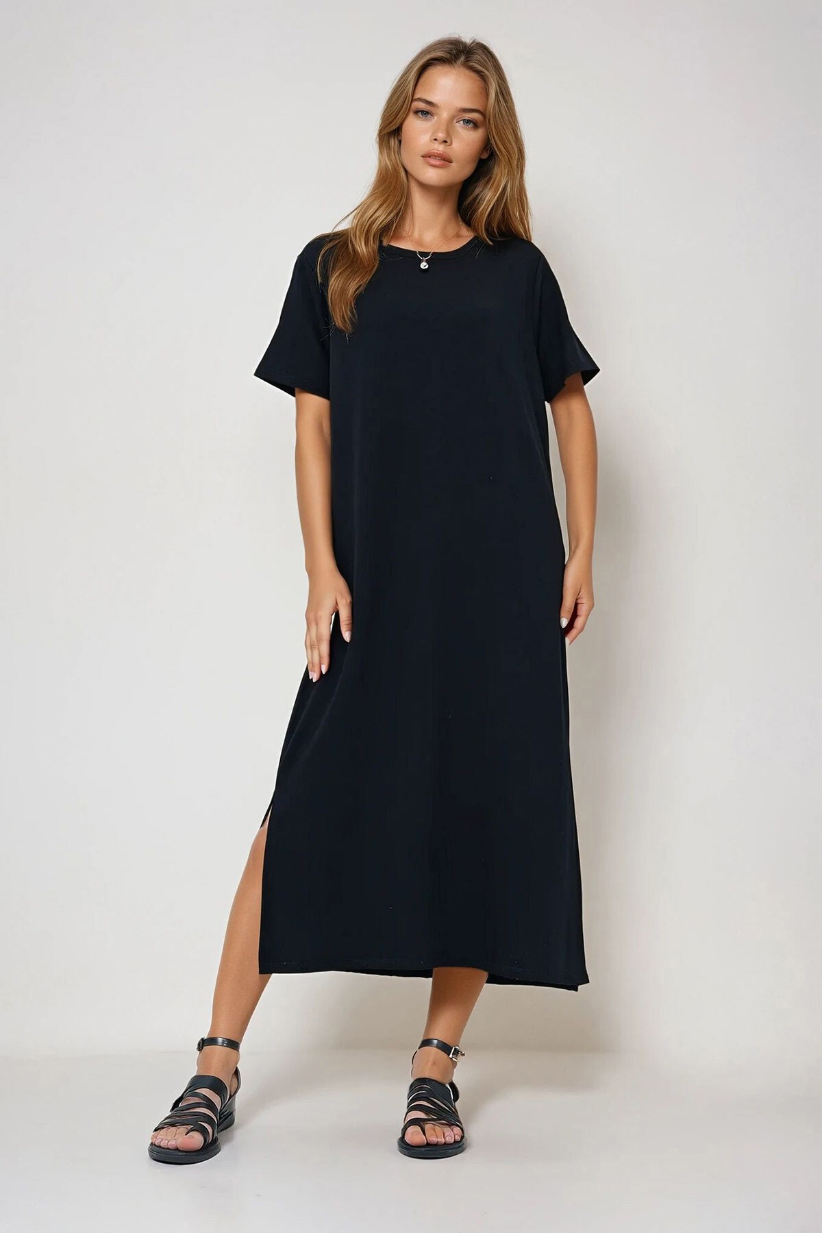 Siyah Bisiklet Yaka Kısa Kollu Yırtmaçlı Örme Elbise