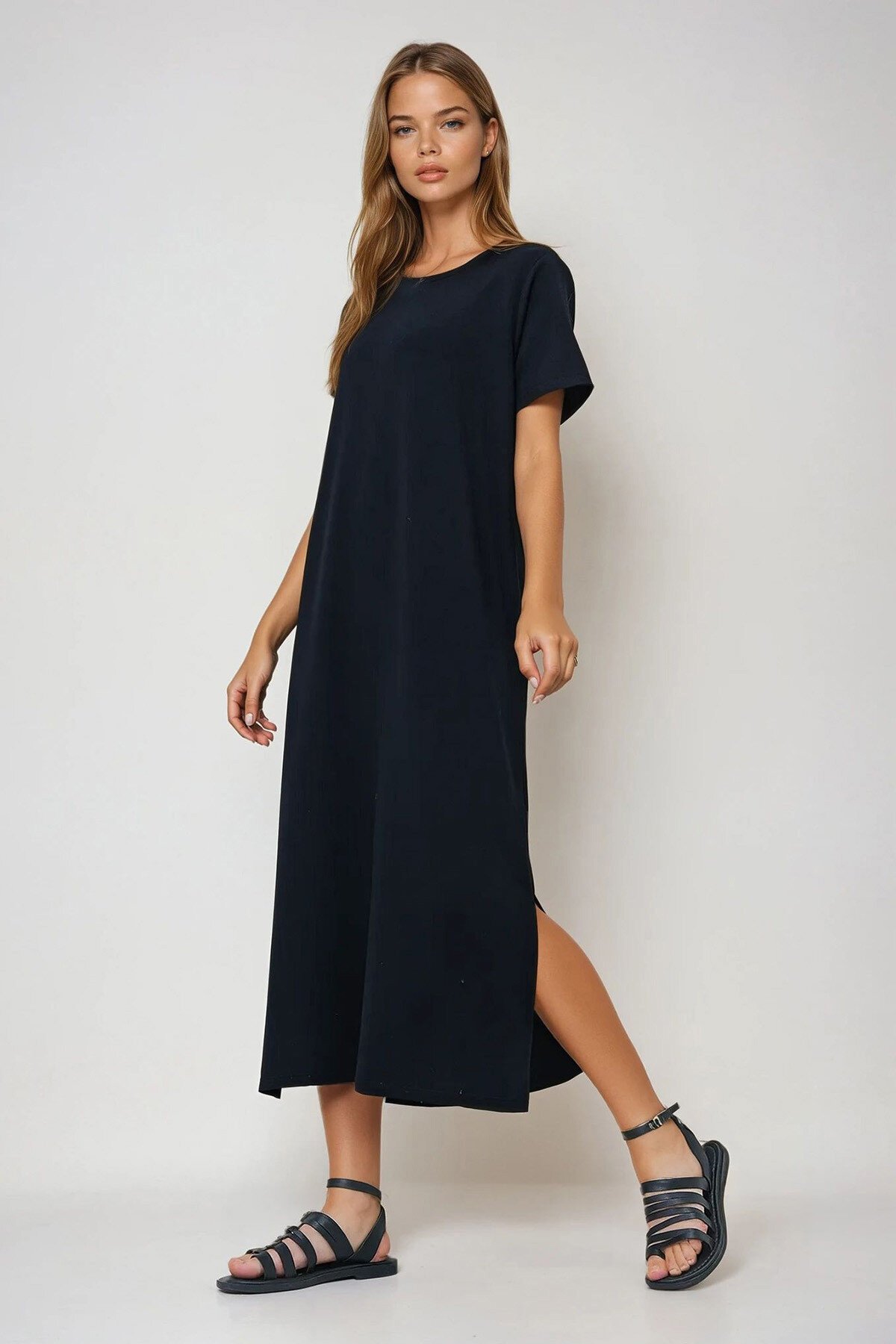 Siyah Bisiklet Yaka Kısa Kollu Yırtmaçlı Örme Elbise