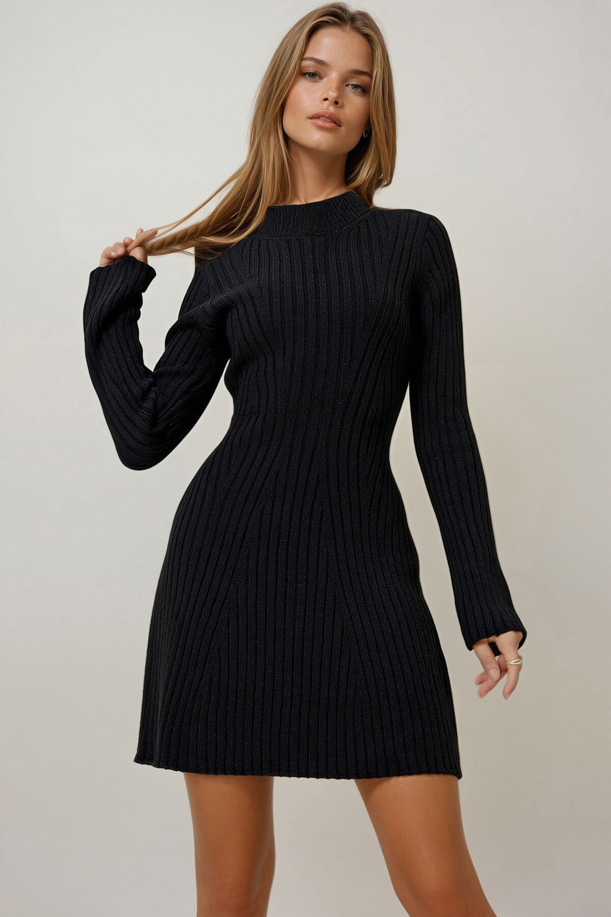 Siyah Bisiklet Yaka Kolları Yırtmaçlı Triko Elbise