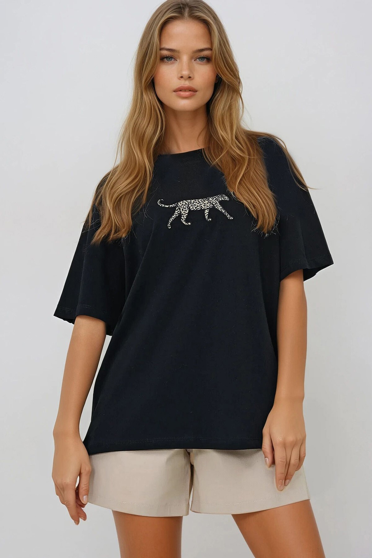 Siyah Bisiklet Yaka Leopar Nakışlı Sırtı Yazılı Pamuklu T Shırt