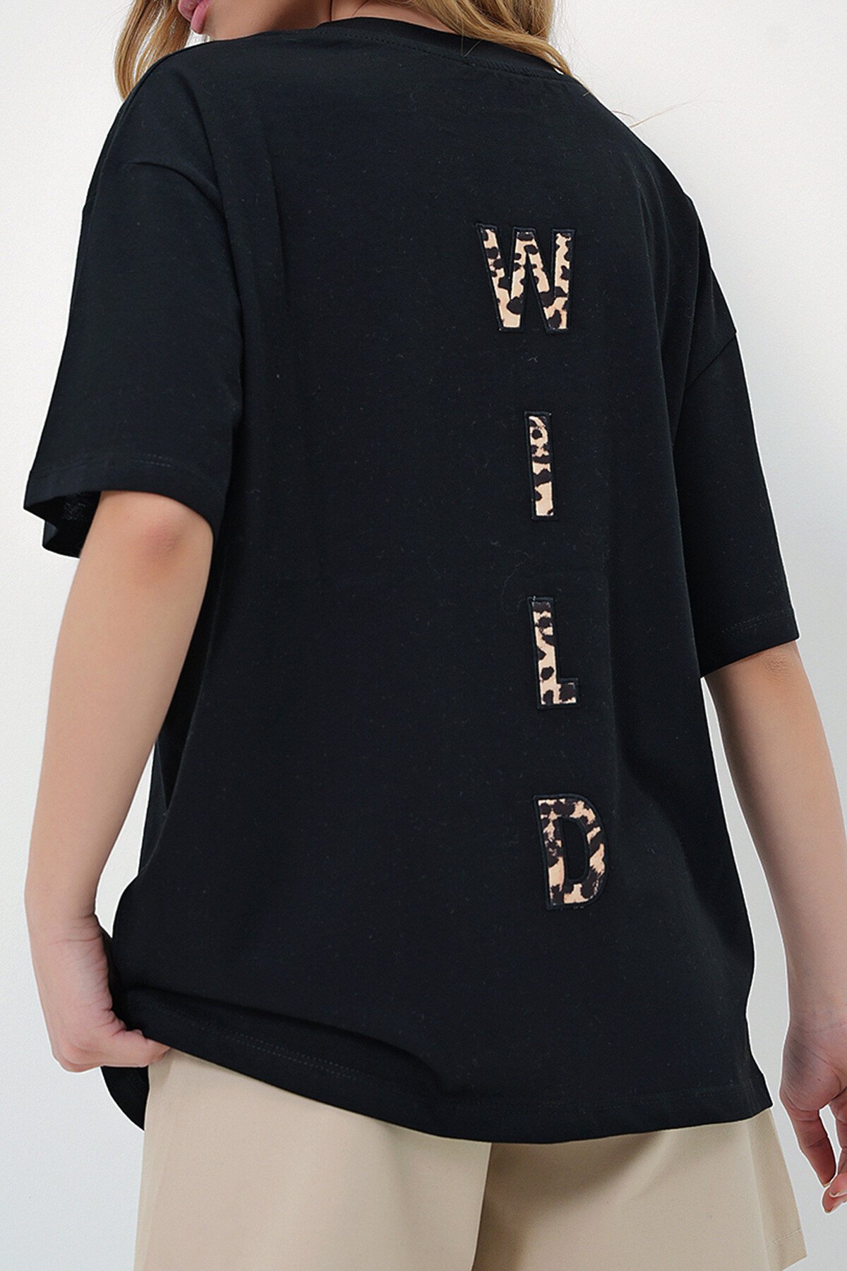 Siyah Bisiklet Yaka Leopar Nakışlı Sırtı Yazılı Pamuklu T Shırt