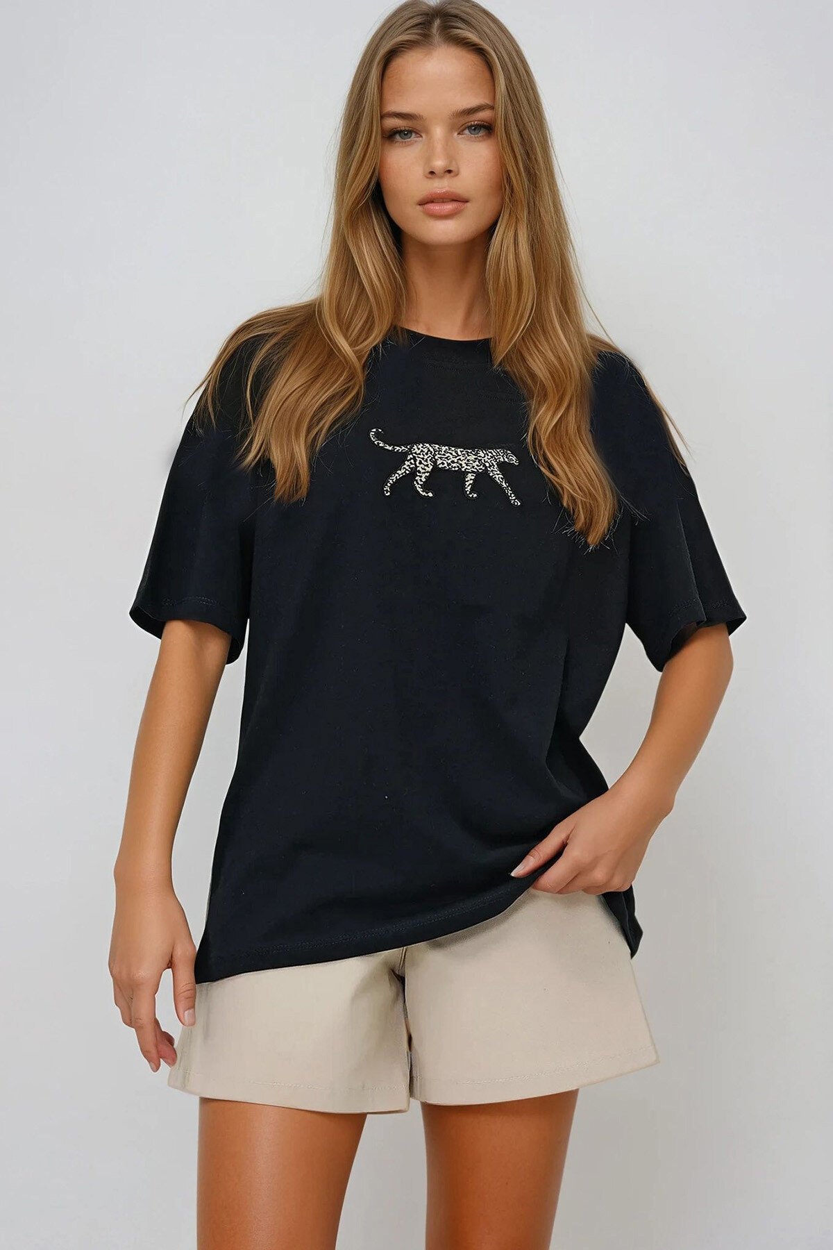 Siyah Bisiklet Yaka Leopar Nakışlı Sırtı Yazılı Pamuklu T Shırt