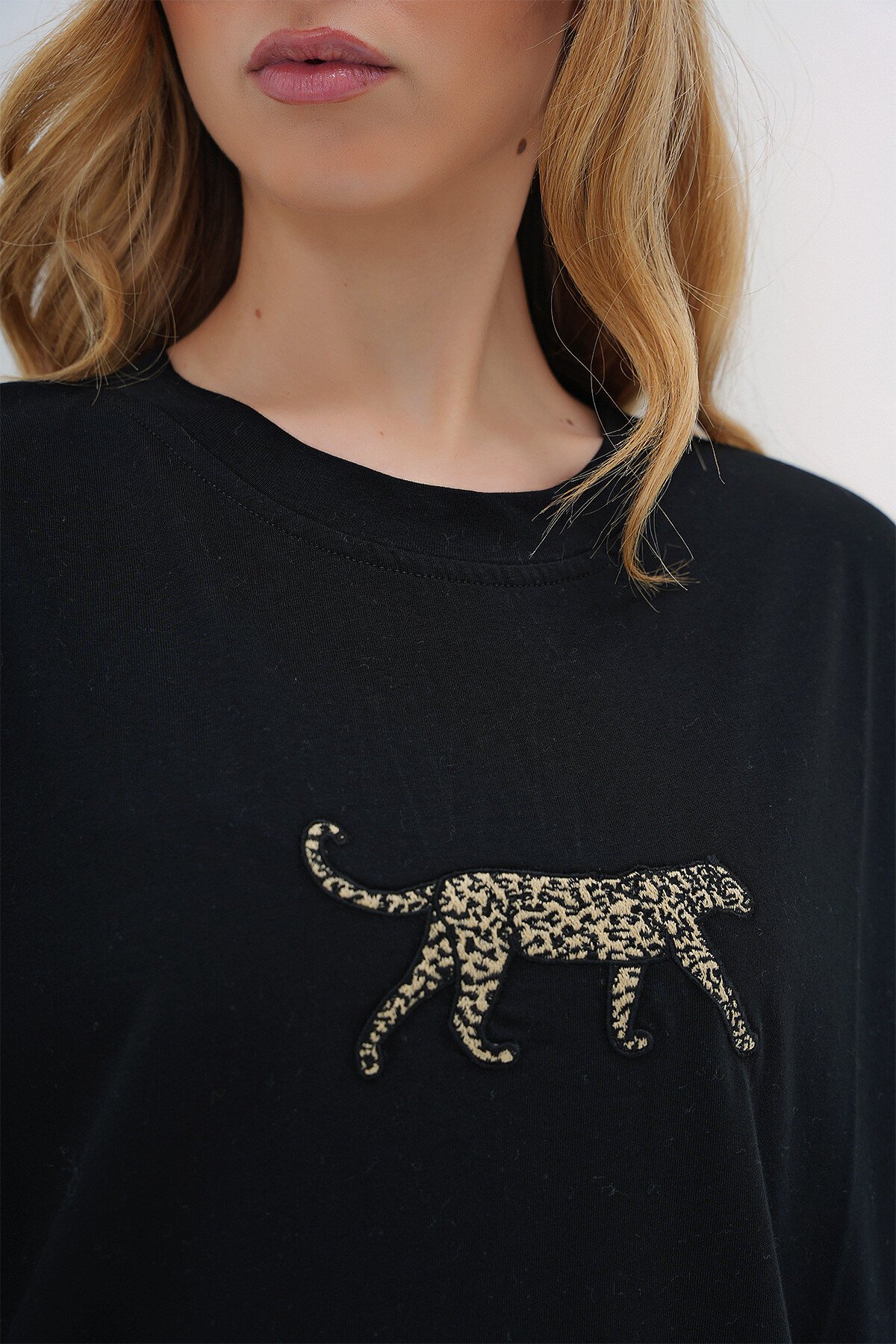 Siyah Bisiklet Yaka Leopar Nakışlı Sırtı Yazılı Pamuklu T Shırt