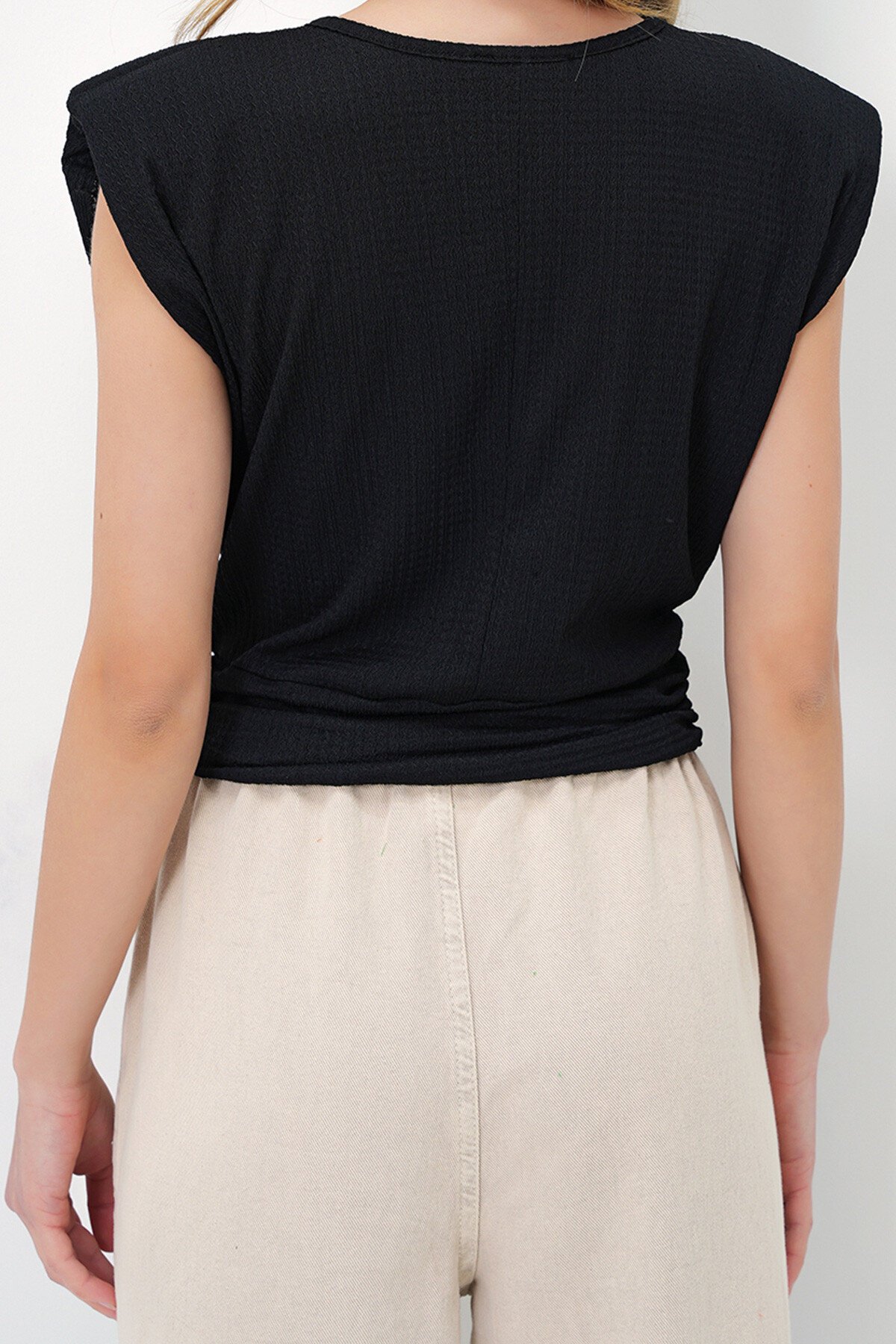 Siyah Bisiklet Yaka Omuzları Vatkalı Kemer Detaylı Crop Örme Bluz