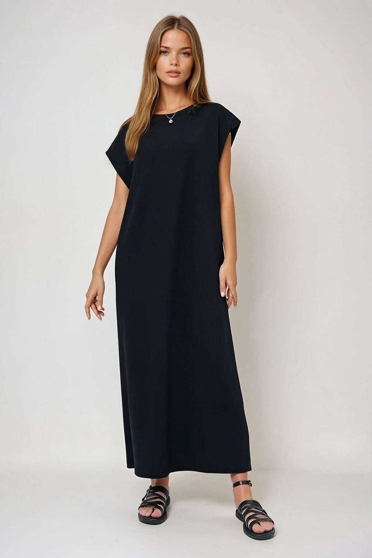 Siyah Bisiklet Yaka Omuzları Vatkalı Örme Yazlık Elbise