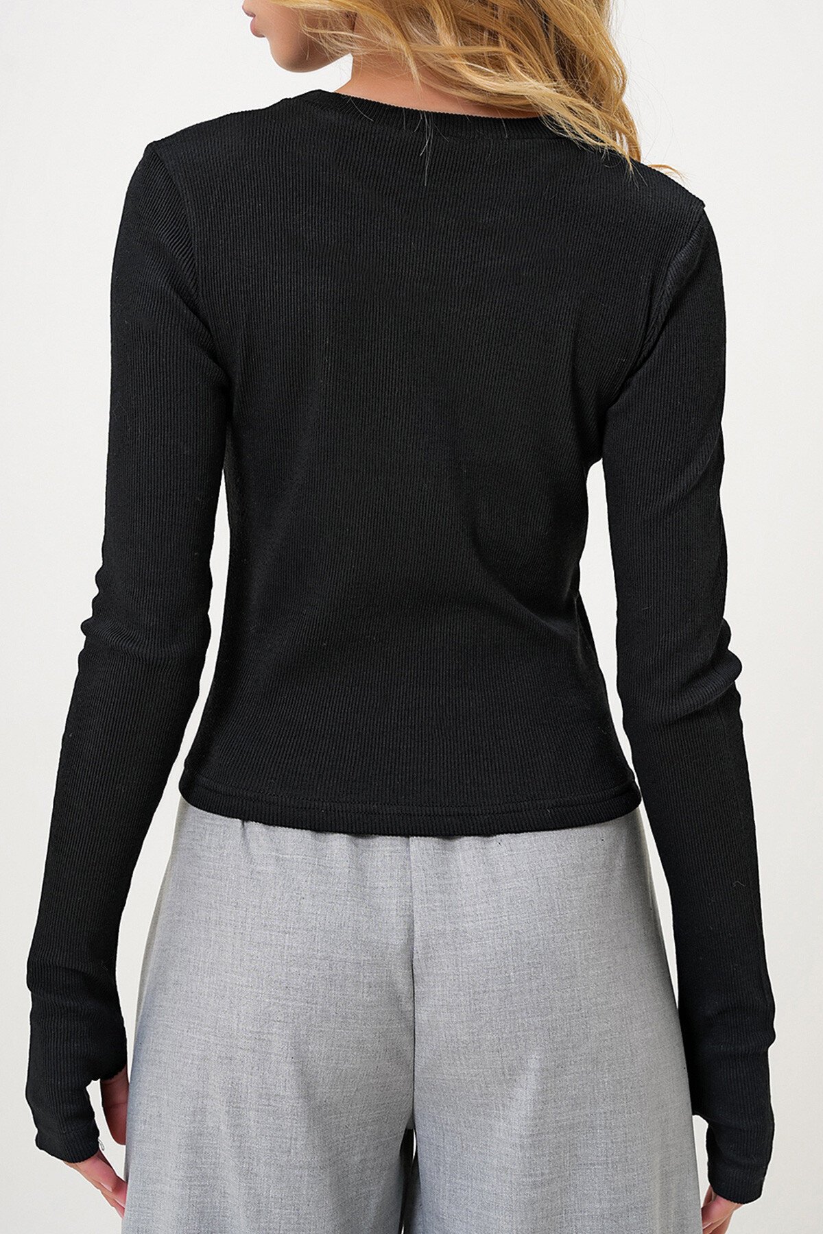 Siyah Bisiklet Yaka Uzun Kol Parmak Detaylı Kaşkorse Bluz