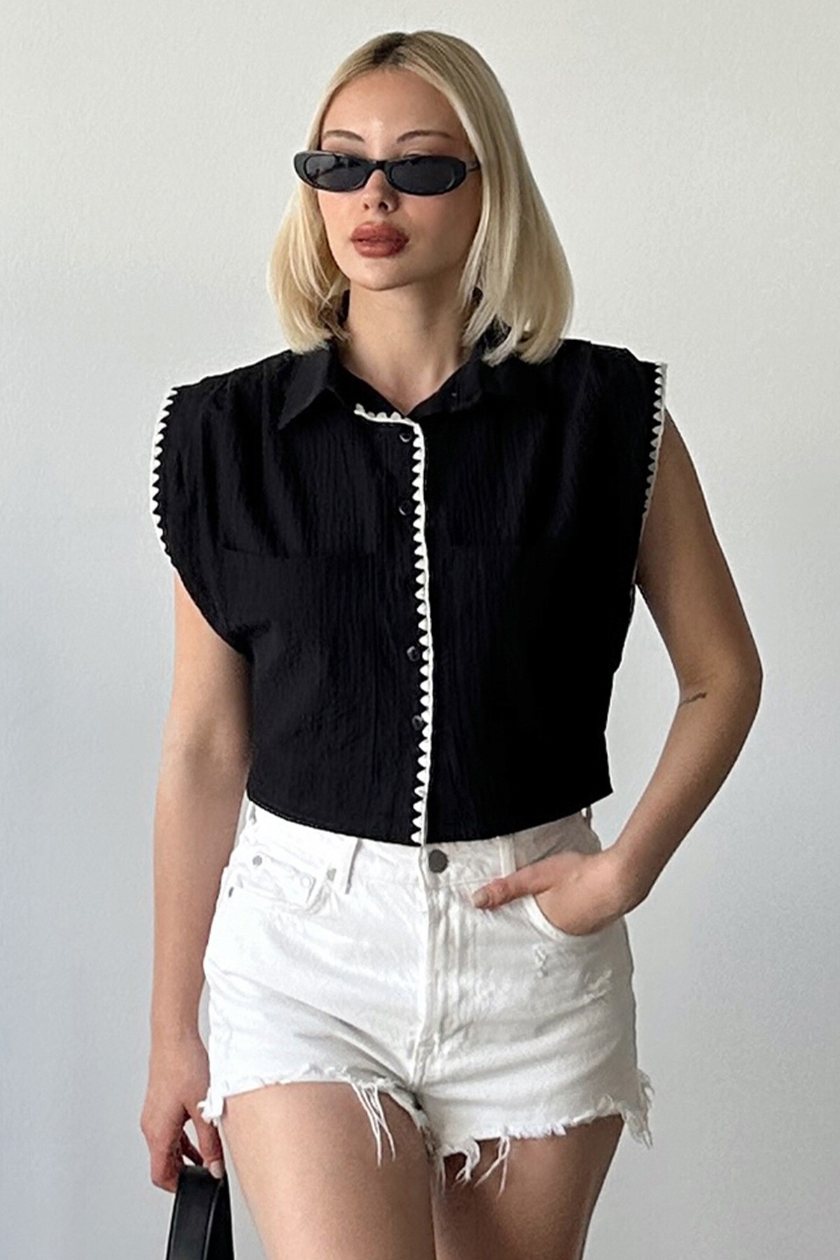 Siyah Çift Cepli İşleme Detaylı Dokulu Gömlek