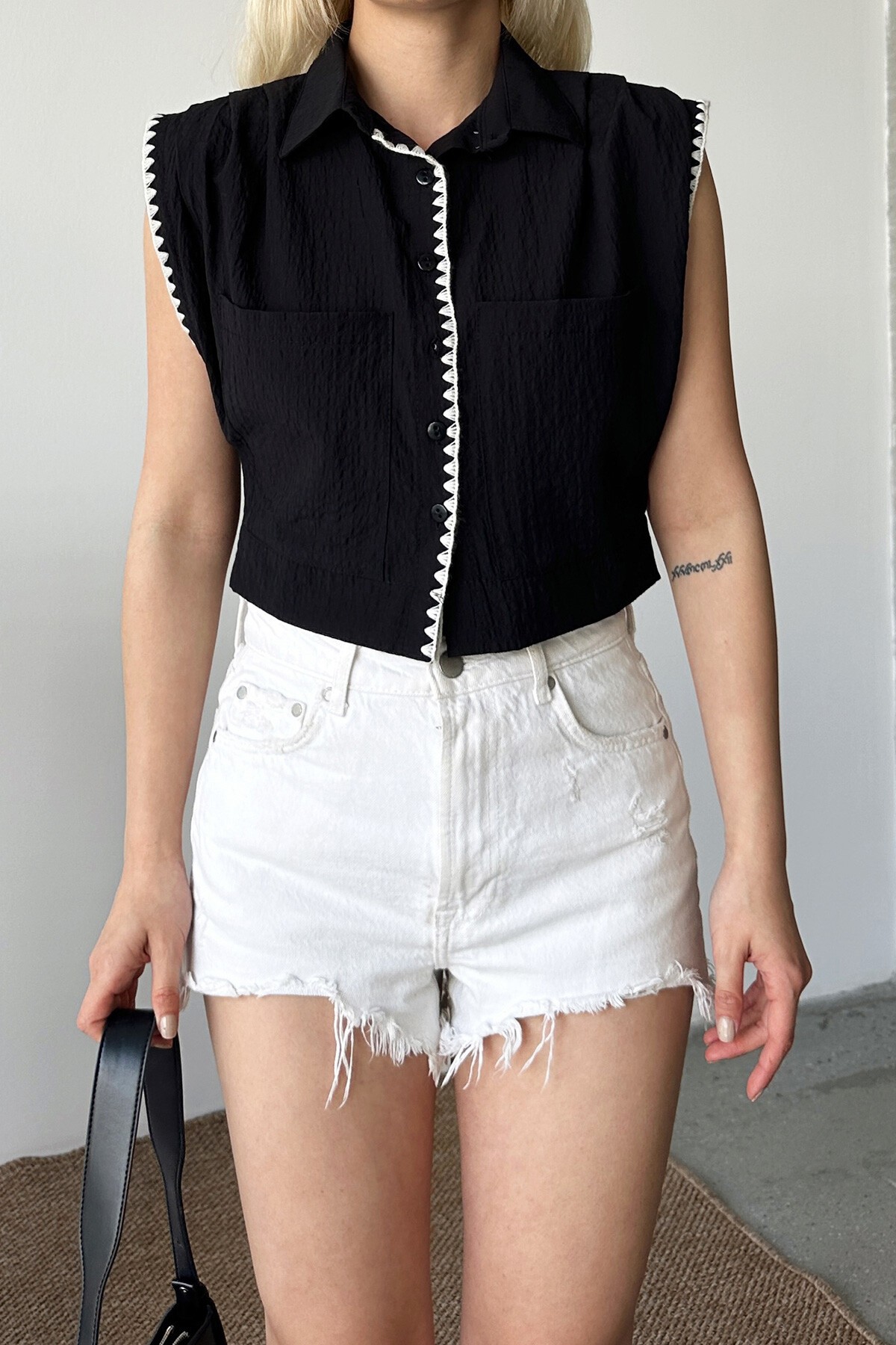 Siyah Çift Cepli İşleme Detaylı Dokulu Gömlek