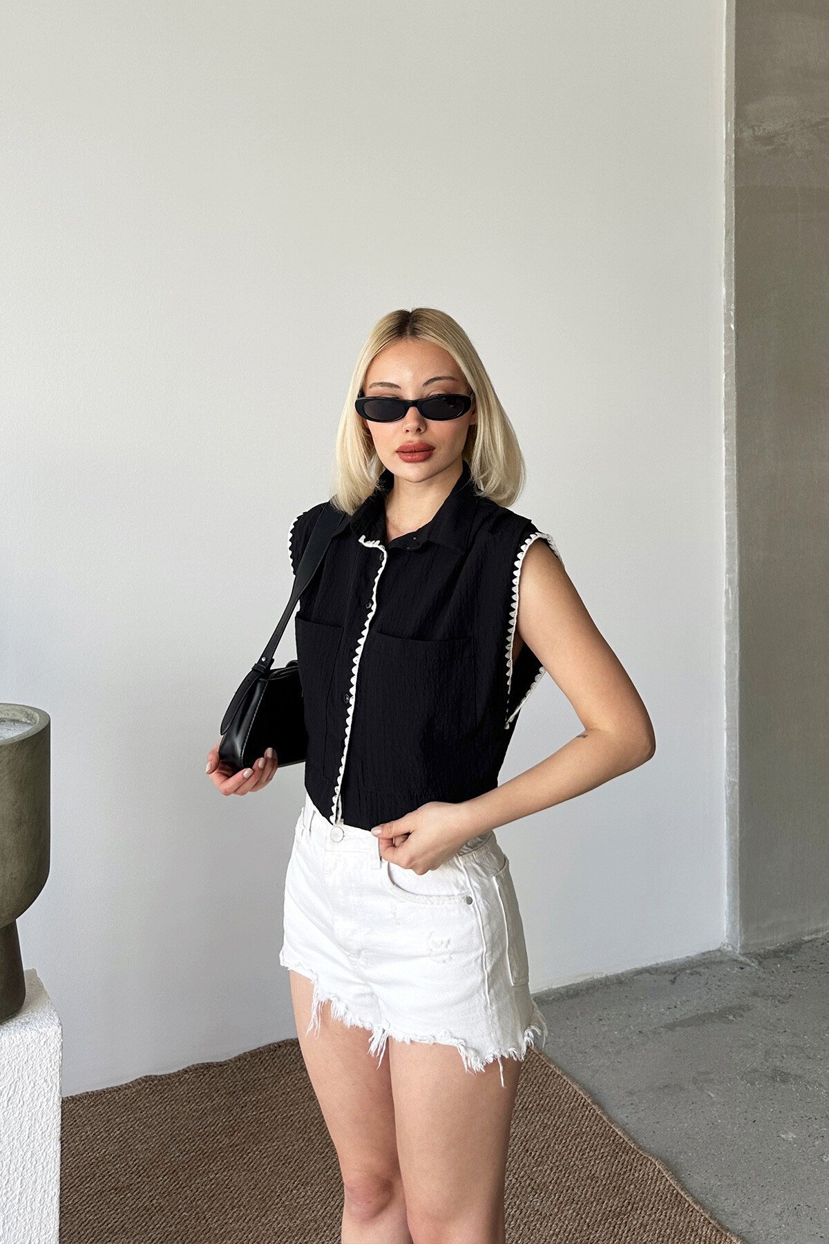 Siyah Çift Cepli İşleme Detaylı Dokulu Gömlek