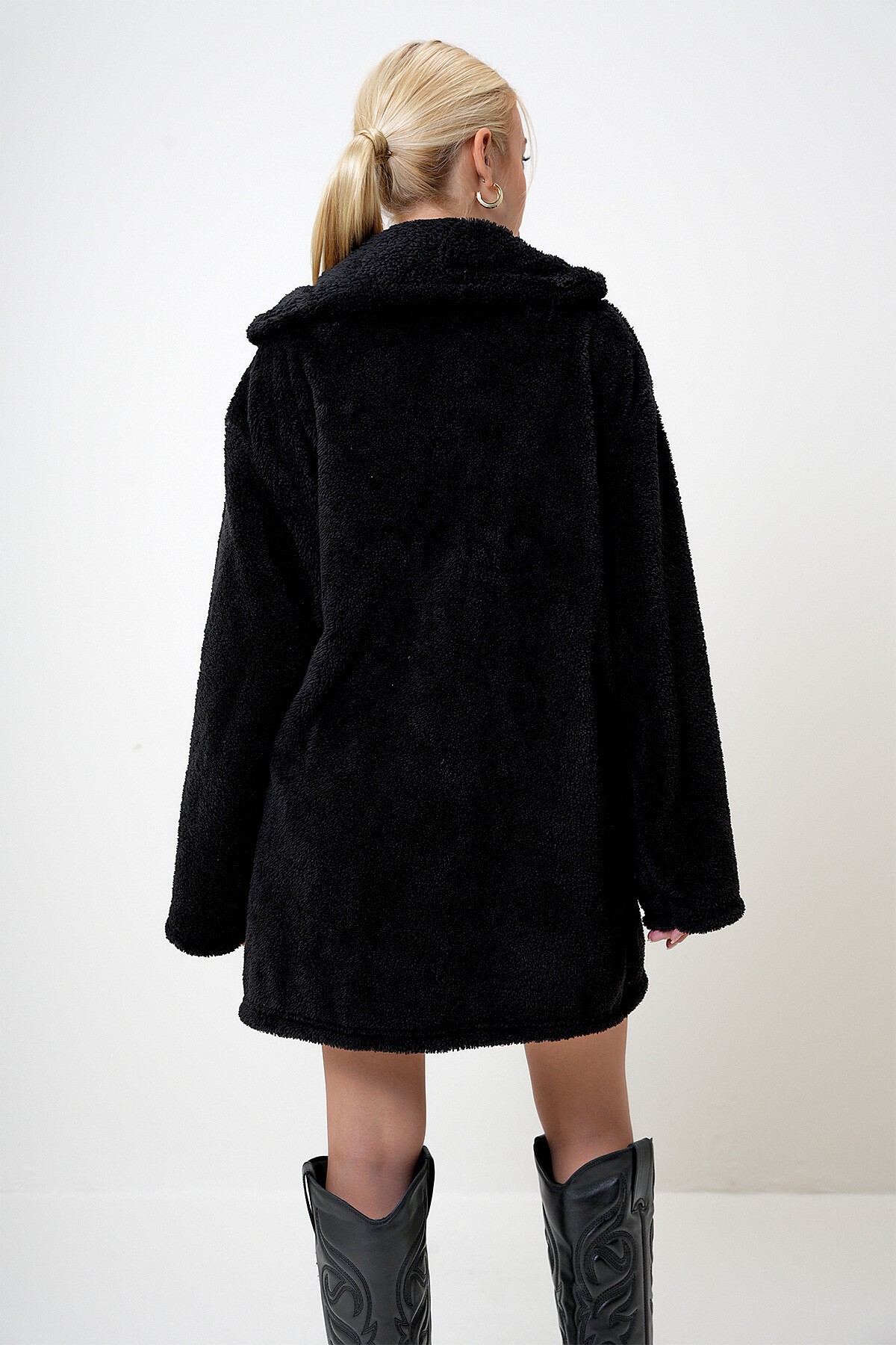 Siyah Çift Cepli Önü Düğmeli Oversize Peluş Ceket