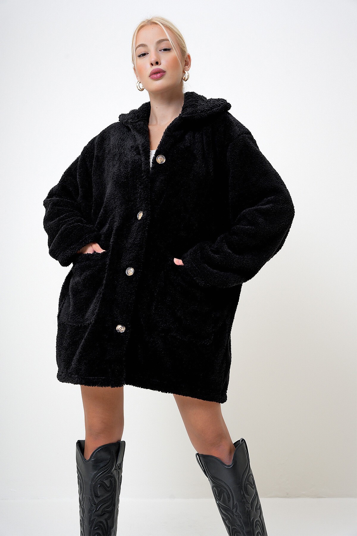 Siyah Çift Cepli Önü Düğmeli Oversize Peluş Ceket