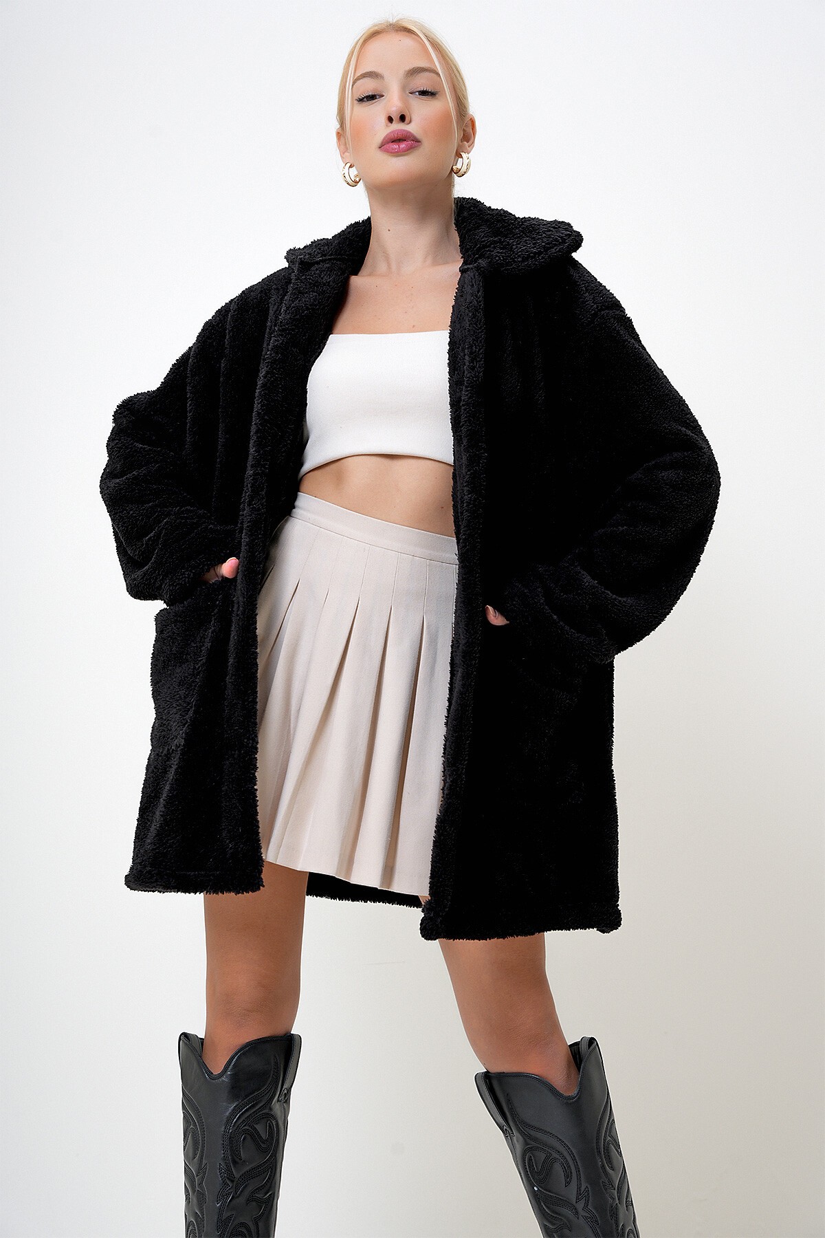 Siyah Çift Cepli Önü Düğmeli Oversize Peluş Ceket