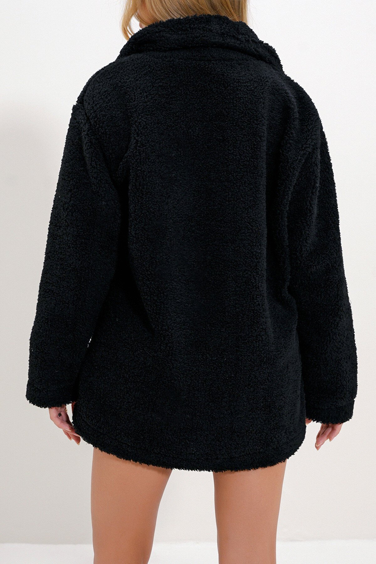 Siyah Çift Cepli Önü Düğmeli Şal Yaka Peluş Ceket