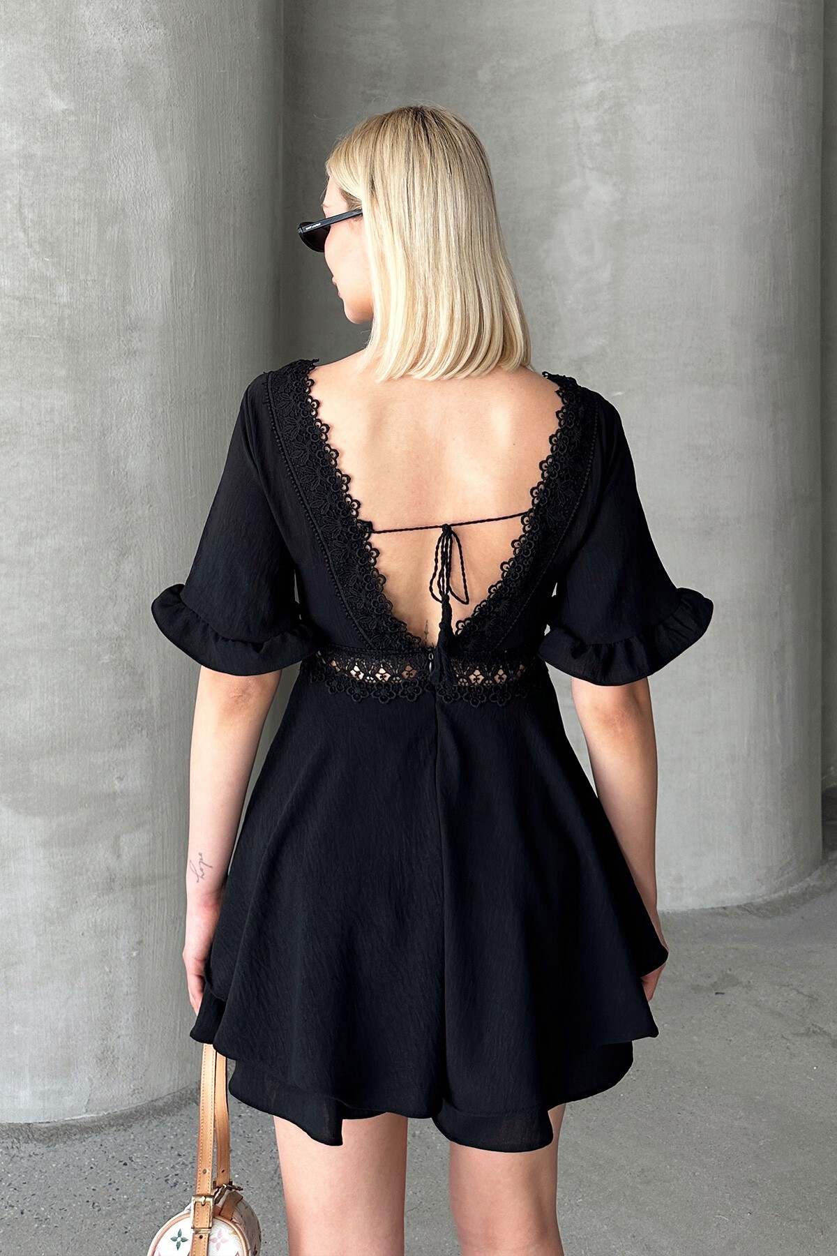 Siyah Dantelli Arkası Bağcıklı Şort Elbise