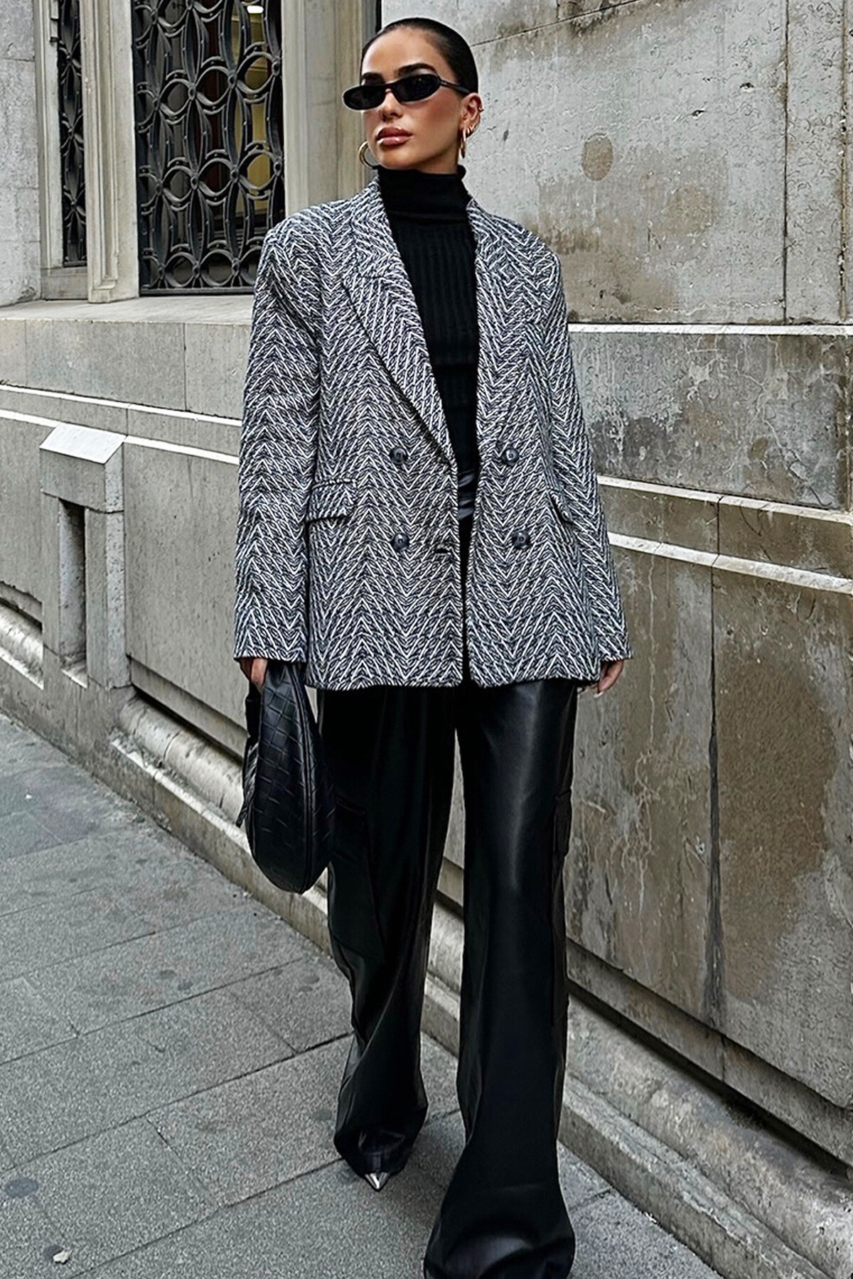 Siyah Desenli Kaşe Kaban