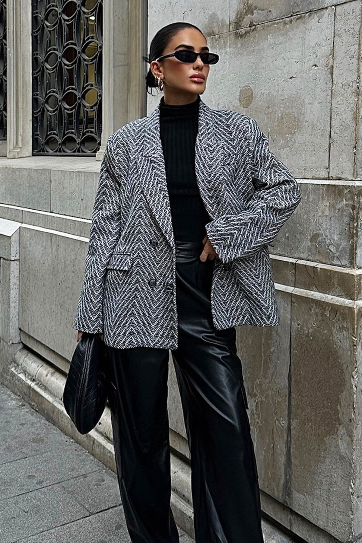 Siyah Desenli Kaşe Kaban