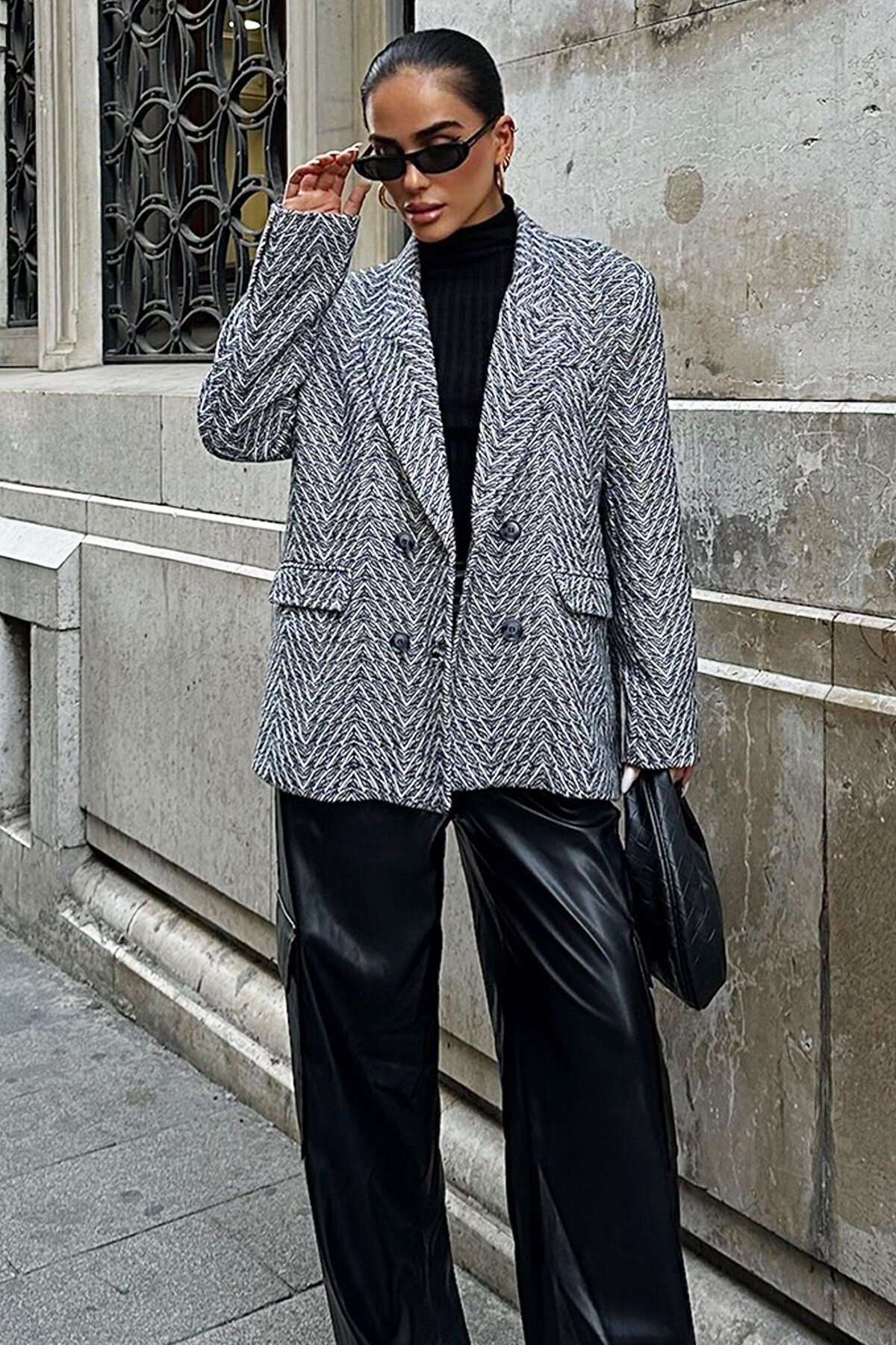 Siyah Desenli Kaşe Kaban