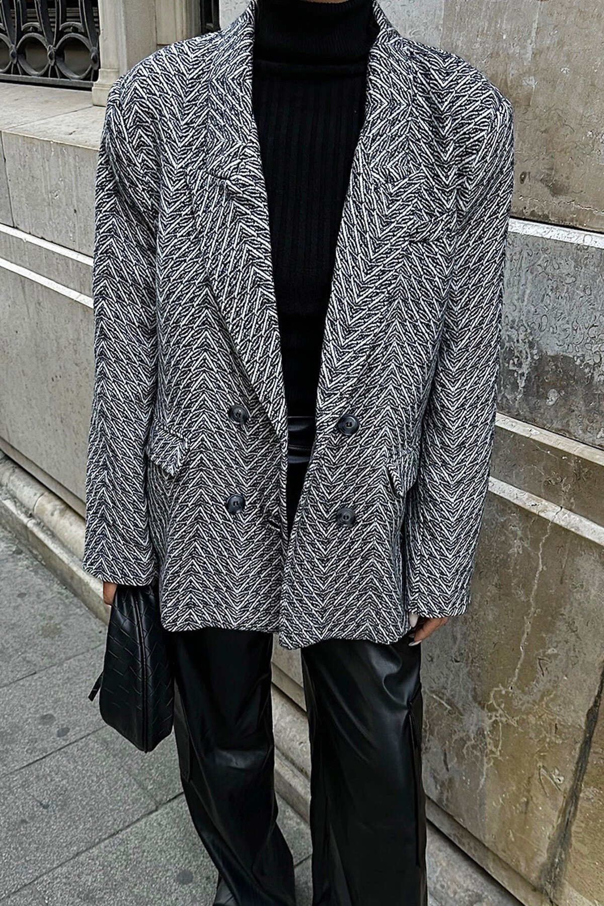 Siyah Desenli Kaşe Kaban