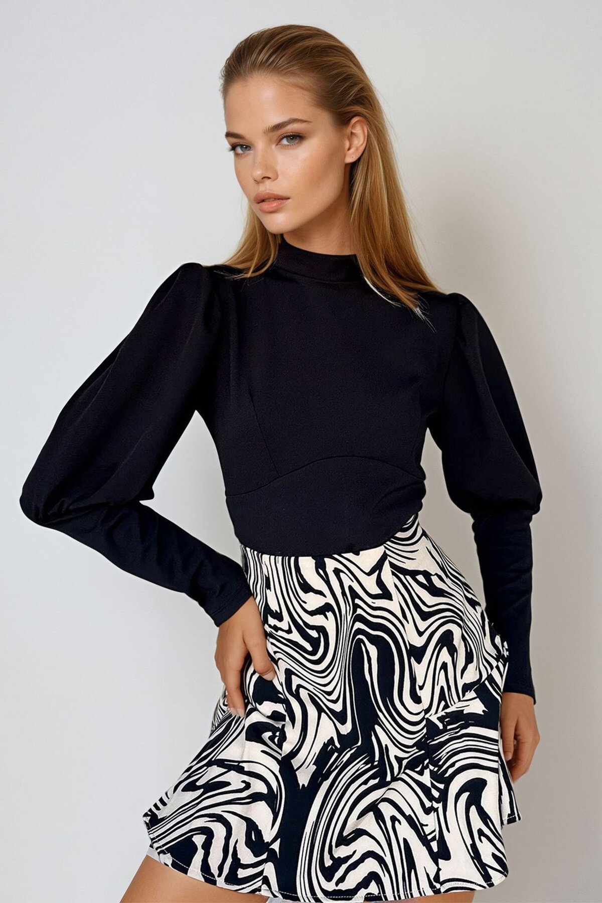 Siyah Dik Yaka Prenses Kol Beli Dikiş Detaylı Crep Örme Bluz