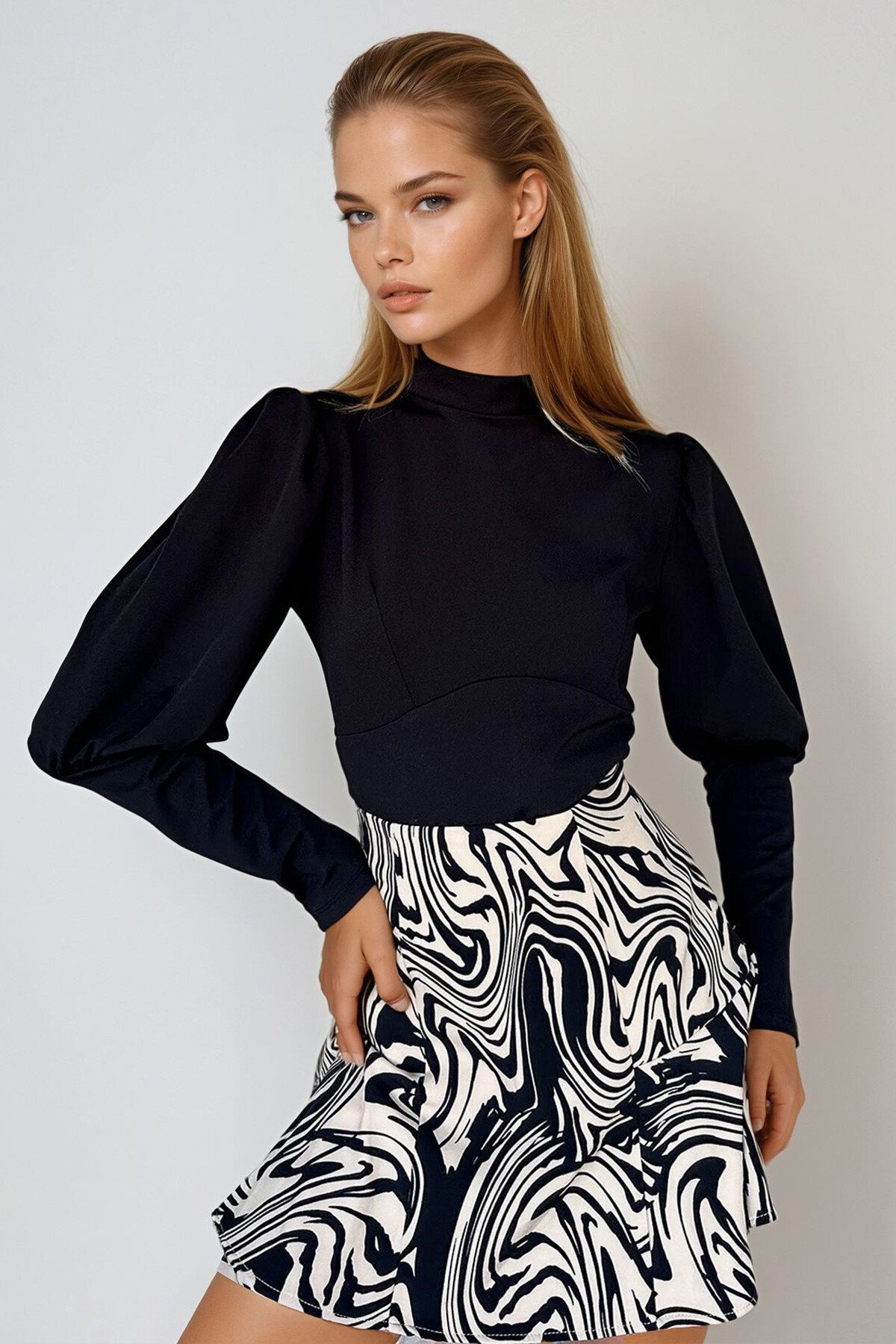 Siyah Dik Yaka Prenses Kol Beli Dikiş Detaylı Crep Örme Bluz