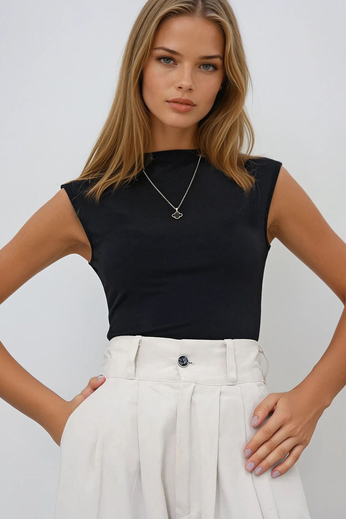 Siyah Dik Yaka Sırt Dekolteli Kolsuz Sandy Bluz