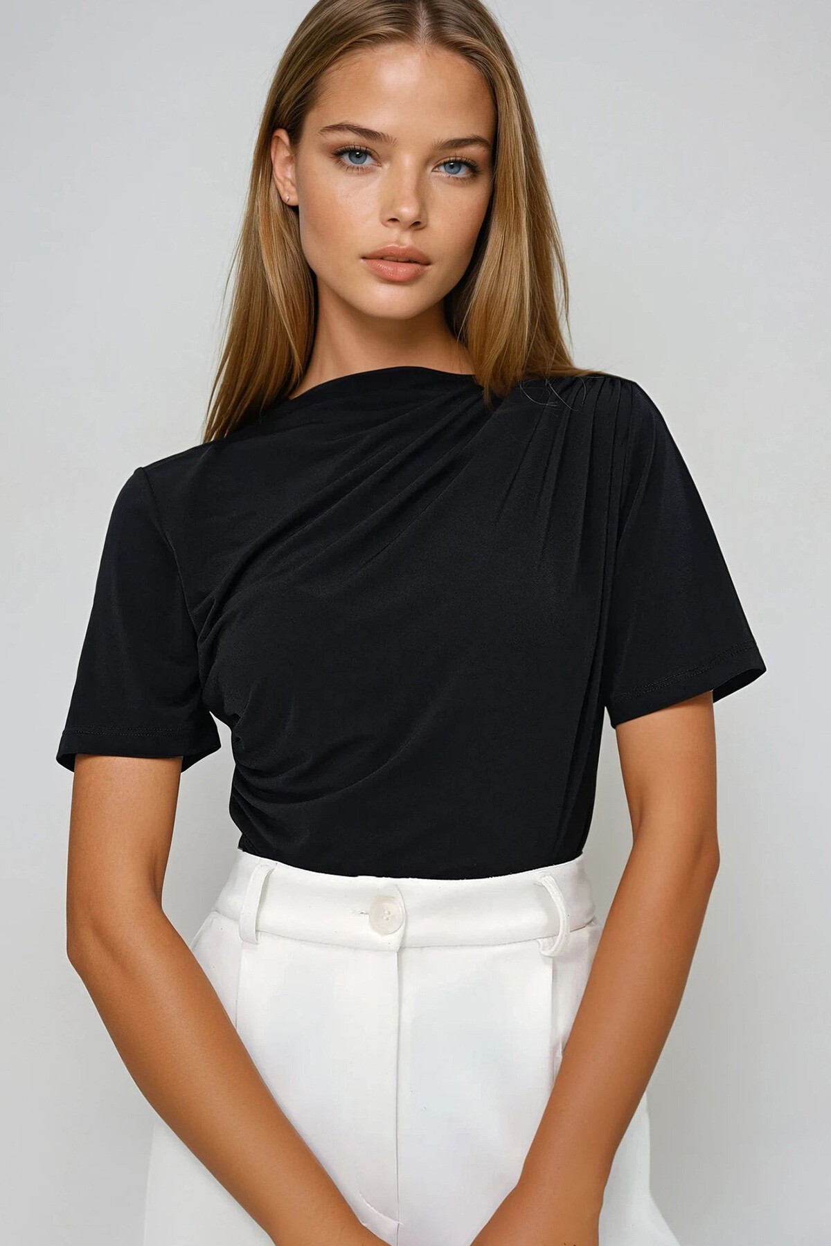 Siyah Dik Yaka Yarım Kol Beli Ve Omuzu Drapeli Sandy Bluz