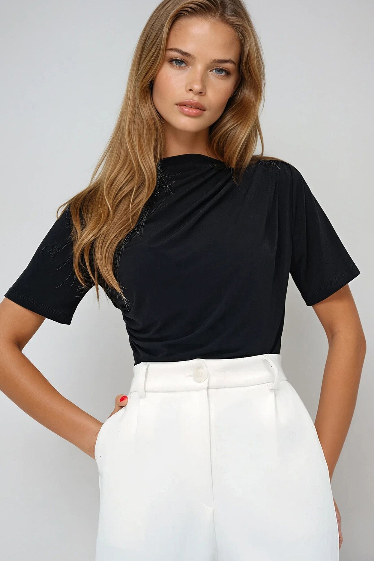 Siyah Dik Yaka Yarım Kol Beli Ve Omuzu Drapeli Sandy Bluz