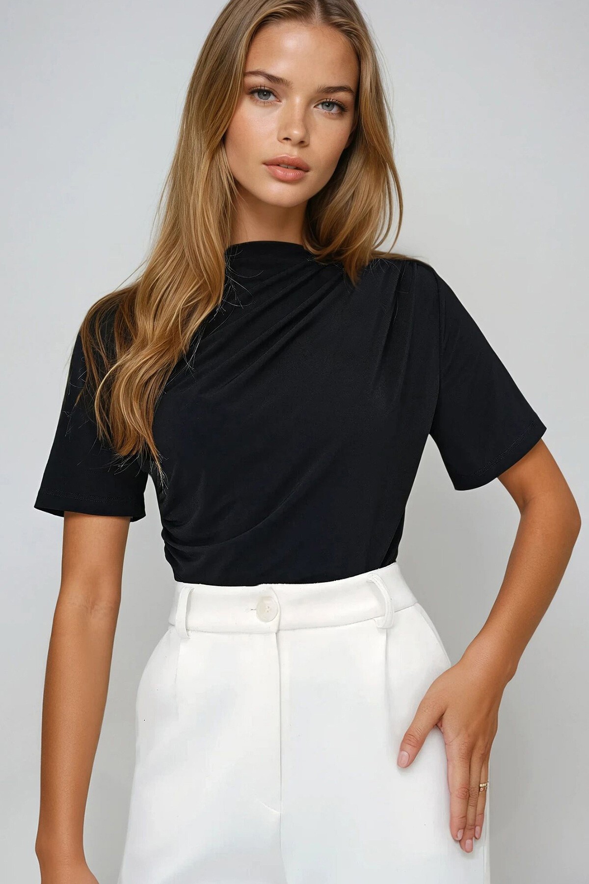 Siyah Dik Yaka Yarım Kol Beli Ve Omuzu Drapeli Sandy Bluz