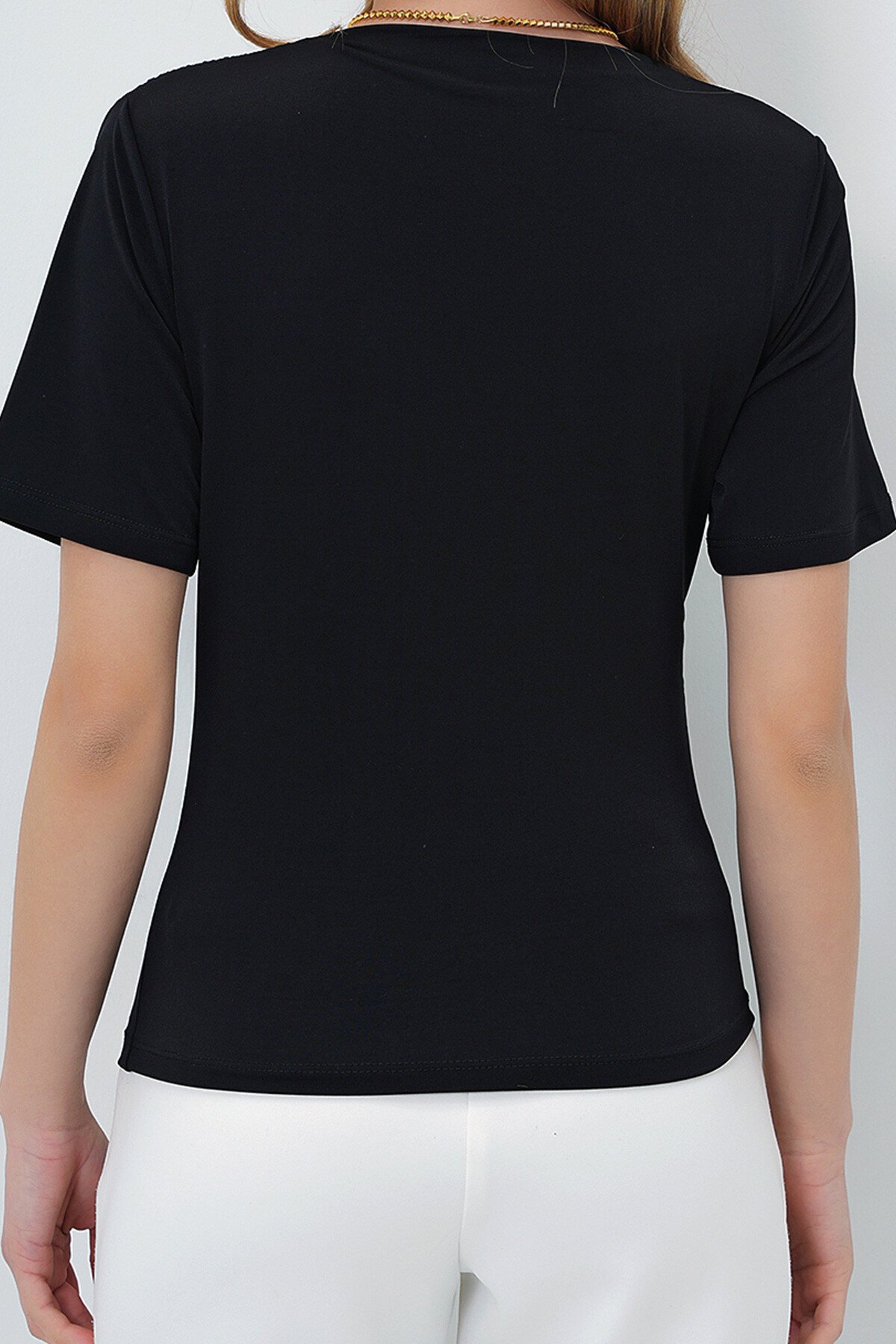 Siyah Dik Yaka Yarım Kol Beli Ve Omuzu Drapeli Sandy Bluz