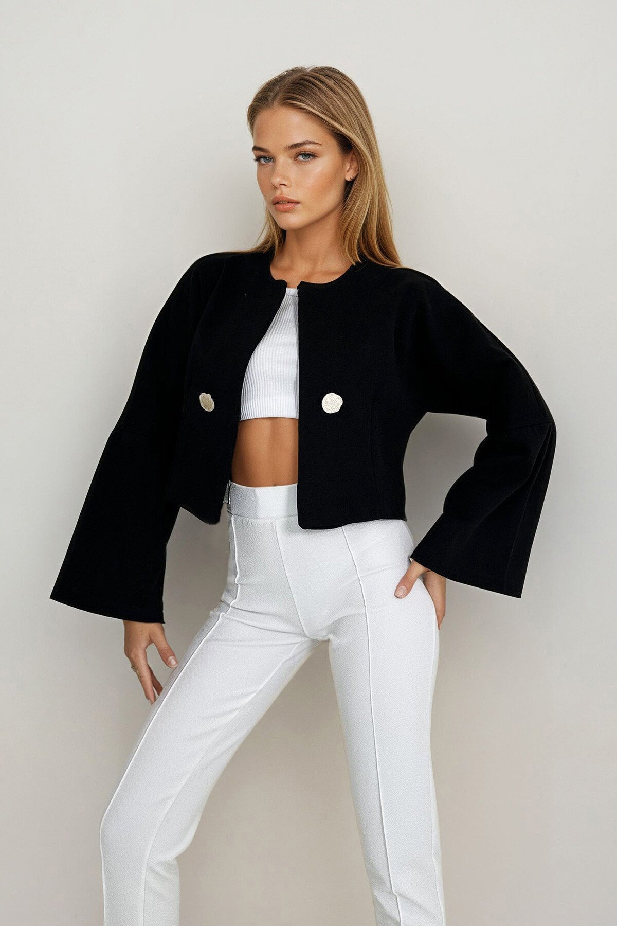 Siyah Düğme Detaylı Önü Açık Kısa Ceket