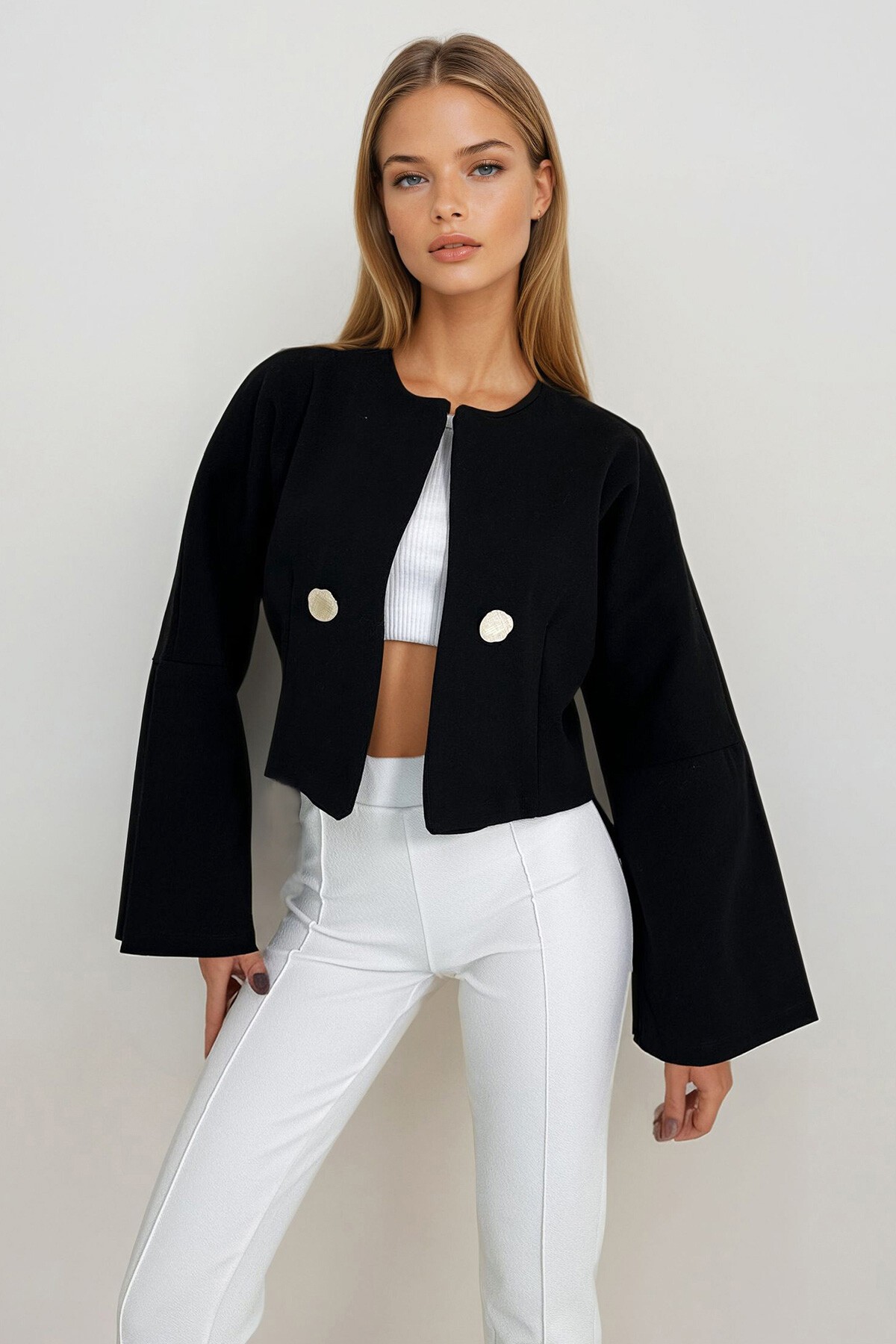 Siyah Düğme Detaylı Önü Açık Kısa Ceket