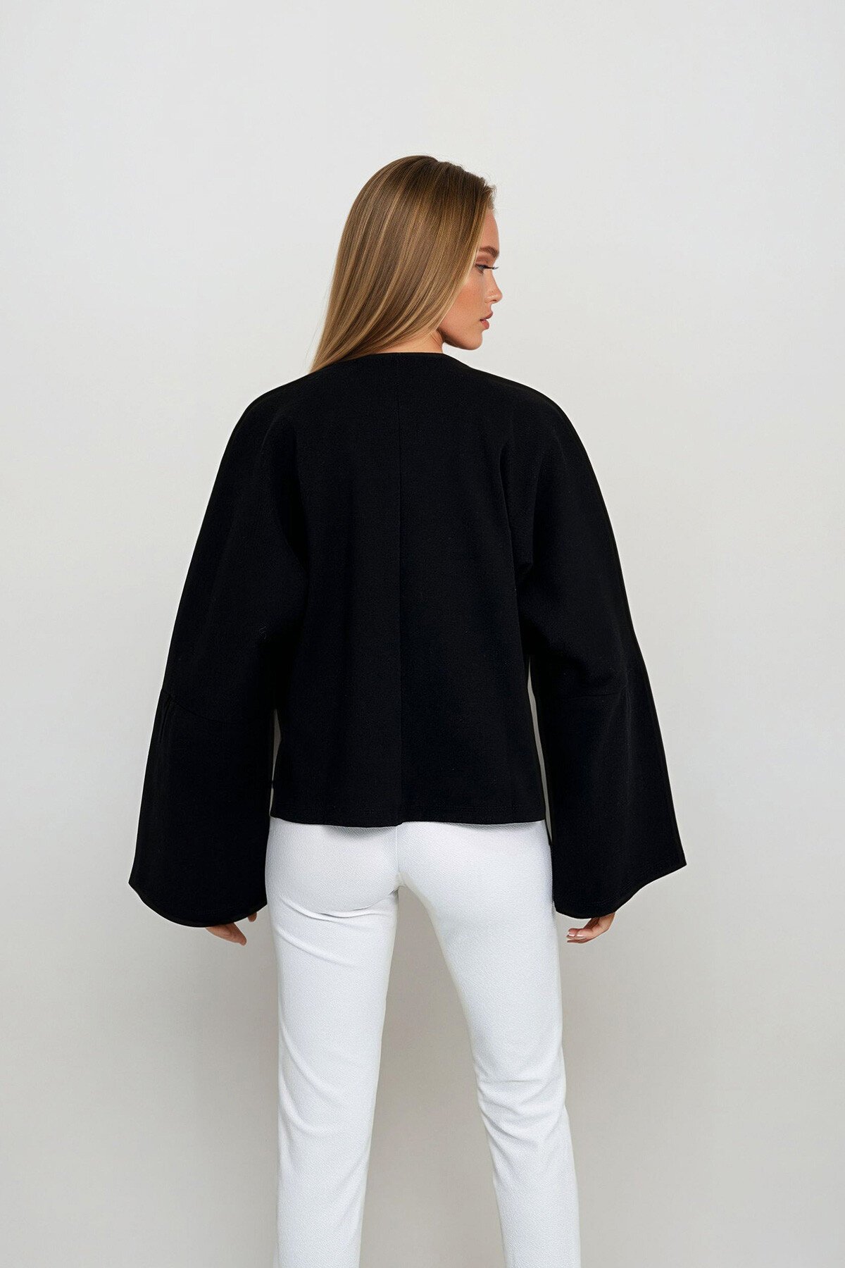 Siyah Düğme Detaylı Önü Açık Kısa Ceket