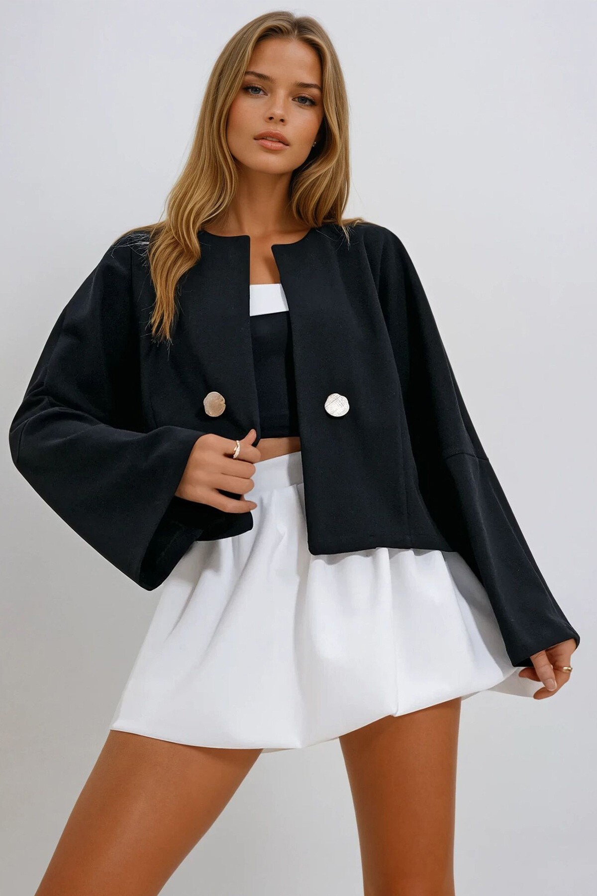Siyah Düğme Detaylı Önü Açık Kısa Ceket