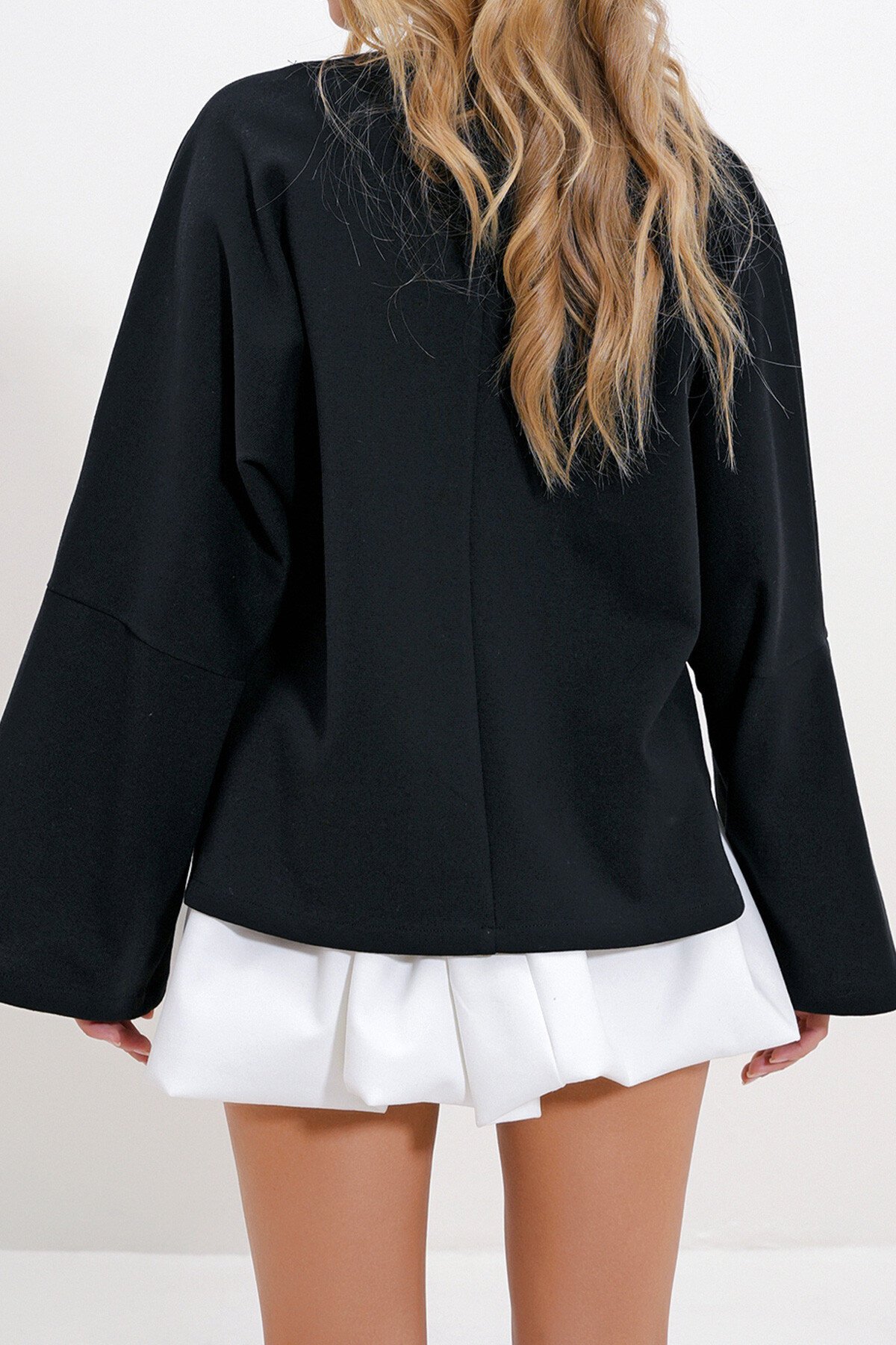 Siyah Düğme Detaylı Önü Açık Kısa Ceket